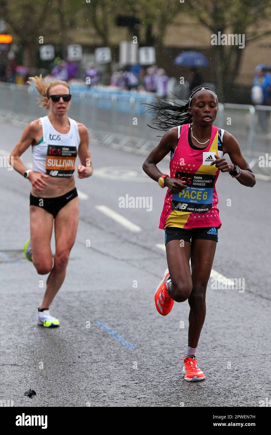 London, Großbritannien. 23. April 2023. Susanna SULLIVAN und Pace Runner, TCS London Marathon, The Highway, London Stockfoto