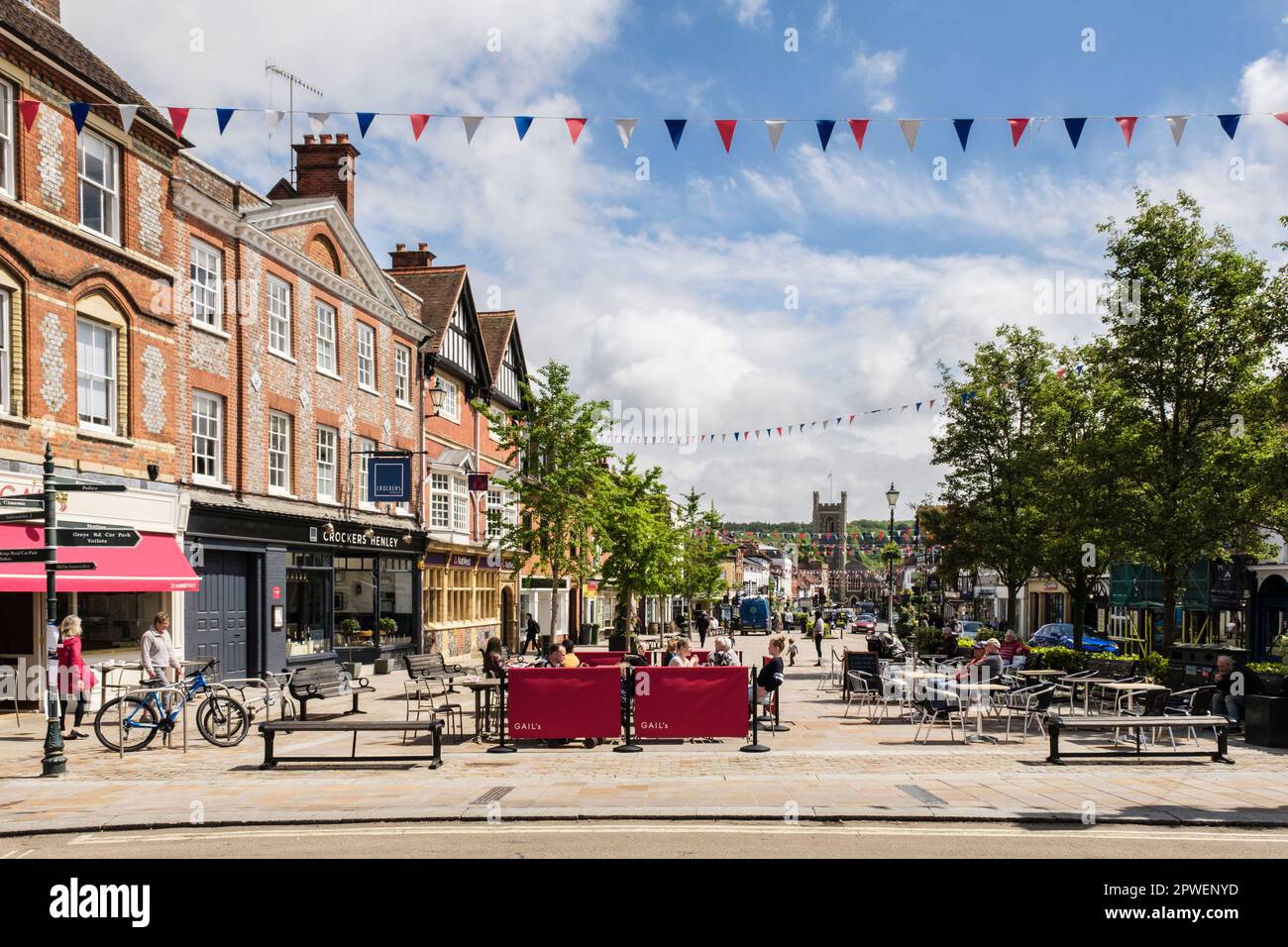 Straßenszene mit Leuten in Cafés im Stadtzentrum. Henley-on-Thames, Oxfordshire, England, Großbritannien, Großbritannien Stockfoto
