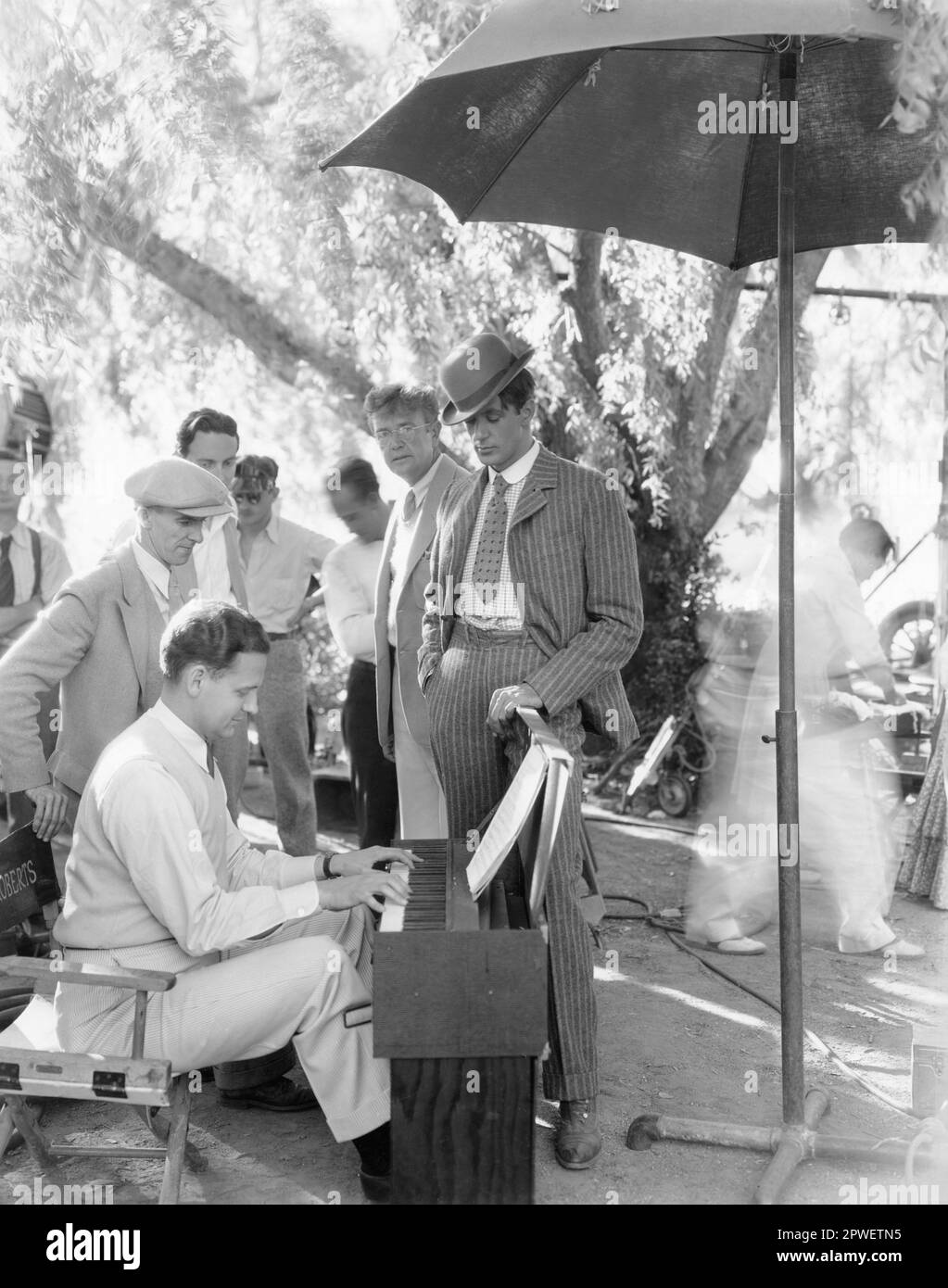 US-amerikanischer Schauspieler GARY COOPER am 1. SONNTAGNACHMITTAG 1933 mit Ray Turner am Klavier und Kameramann KARL STRUSS hinter Cooper Regisseur STEPHEN ROBERTS Stage Play JAMES HAGAN Paramount Pictures Stockfoto