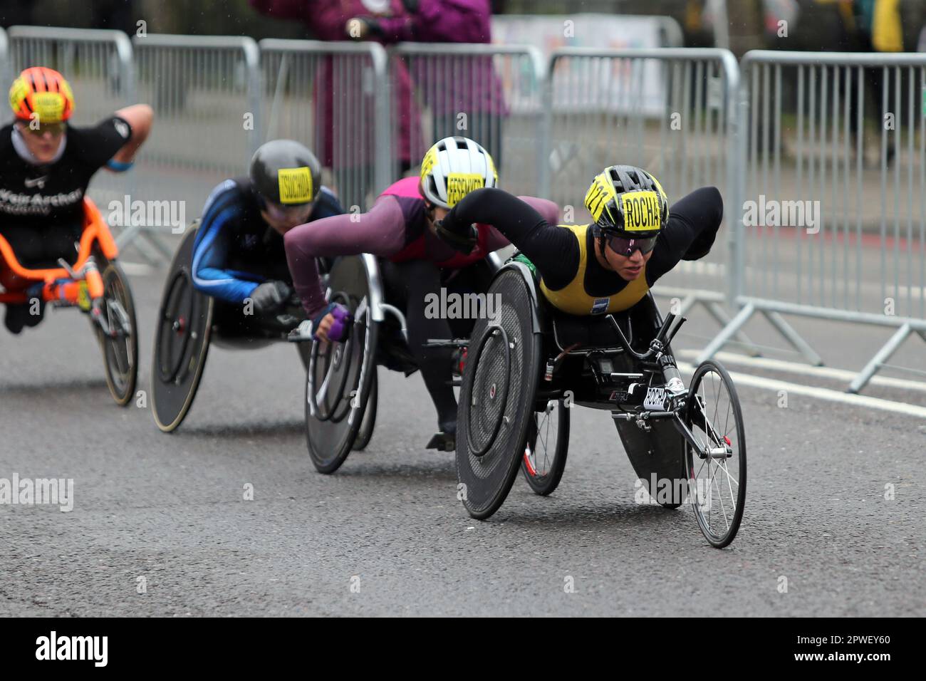 London, Großbritannien. 23. April 2023. Aline Rocha, TCS London Marathon Frauen Rollstuhl-Rennen, The Highway, London Stockfoto