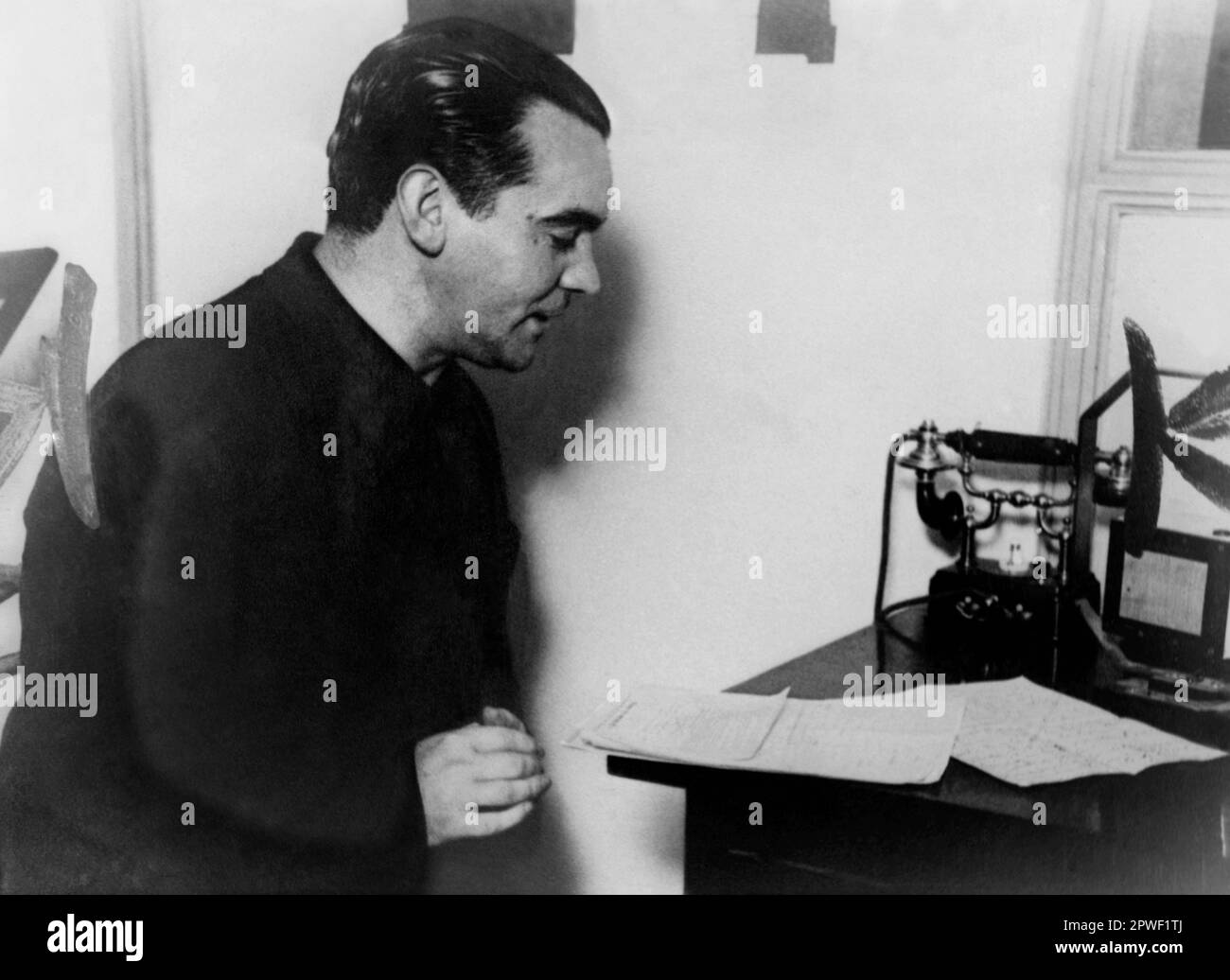 El poeta español Federico García Lorca en una audición en Radio Stentor durante su estancia en Buenos Aires en 1933. Stockfoto