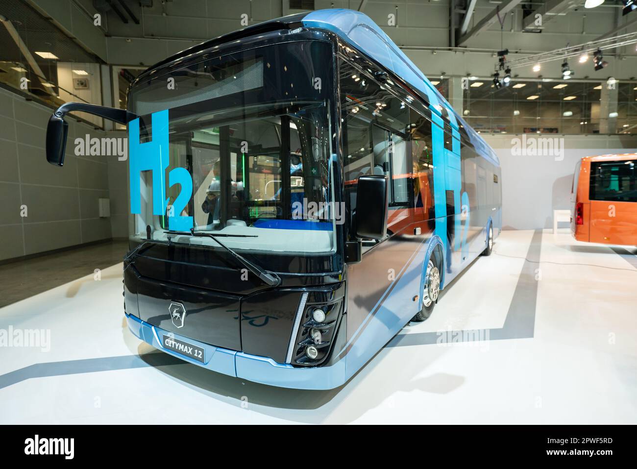 Moskau, Russland - September 2021: Wasserstoff Brennstoffzelle Bus GAZ Citymax 12 auf der Ausstellung Comtrans 2021 Stockfoto