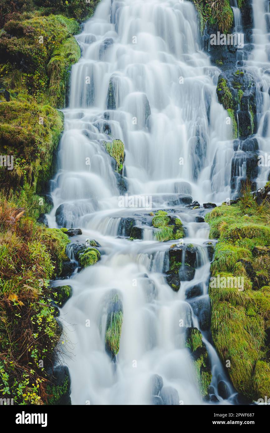 Malerische Naturlandschaft mit Detailansicht des Bride's Veil Wasserfalls auf der Isle of Skye, Schottland. Stockfoto