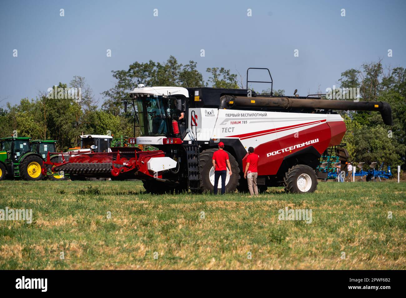 Rostow-on-Don, Russland - August 2020: Erster unbemannter autonomer Mähdrescher „Rostselmash Torum 785“ Stockfoto