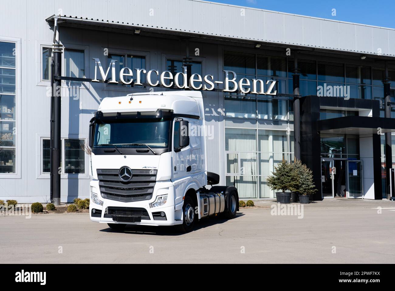 Moskau, Russland - Mai 2021: Neuer Lkw Mercedes-Benz Actros vor dem Händlerbetrieb. Stockfoto