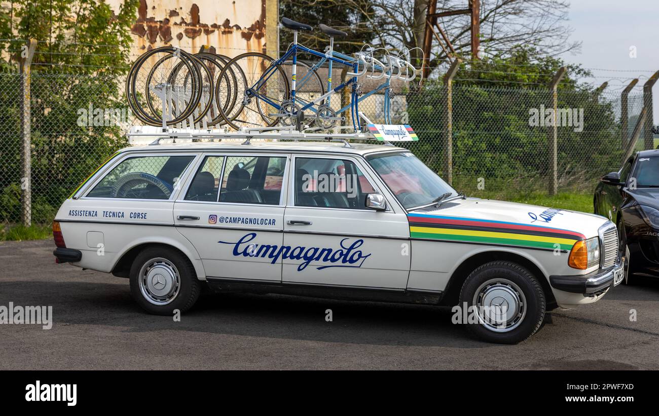 1984 Mercedes Giro d’Italia Campagnolo Service Car am 30. April 2023 im Bicester Heritage Centre ausgestellt. Stockfoto