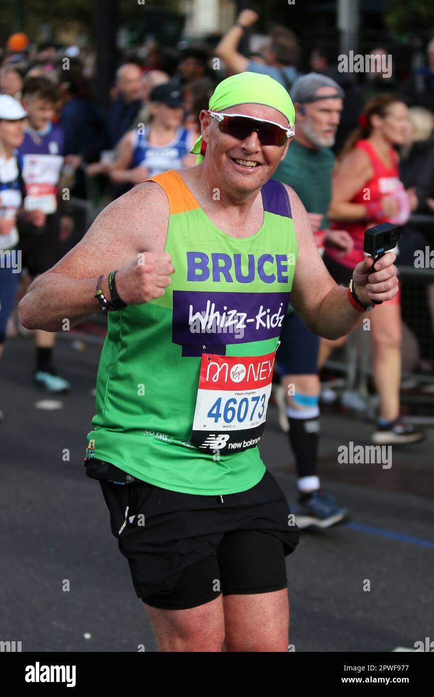 London, Großbritannien. 3. Okt. 2021. Bruce McLean (Bib 46073), läuft beim Virgin Money London Marathon in der Nähe der Commercial Road London. Stockfoto