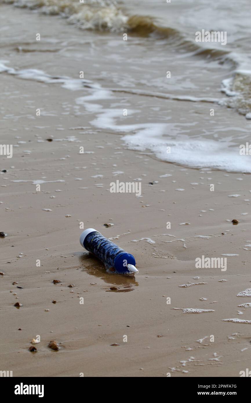 Leerer Fastgas-Behälter wurde vom Benutzer am Strand abgestellt. Stockfoto