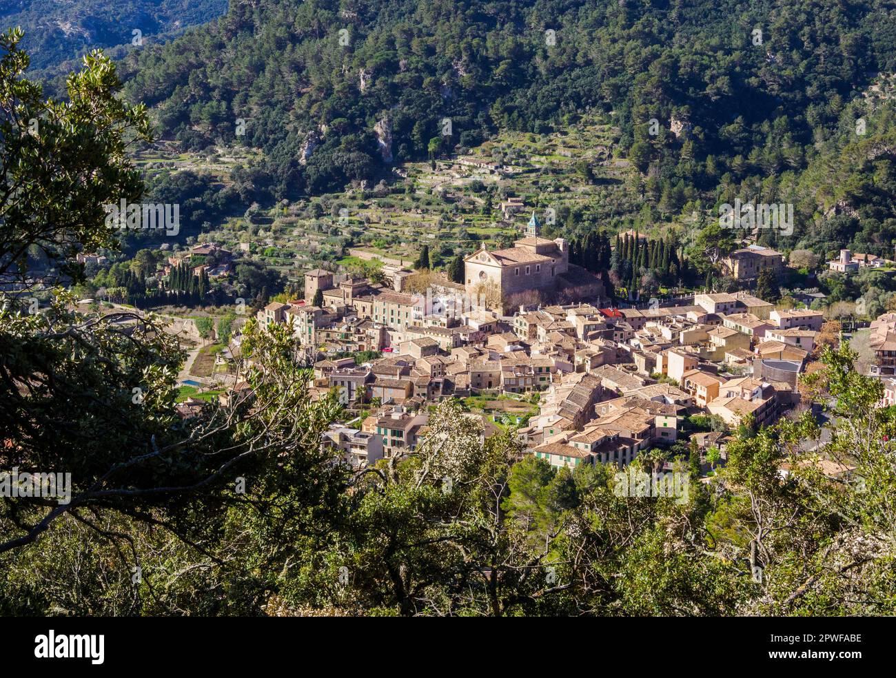 blick-auf-das-wundersch-ne-bergdorf-valldemossa-vom-gr221-langen-fu-weg