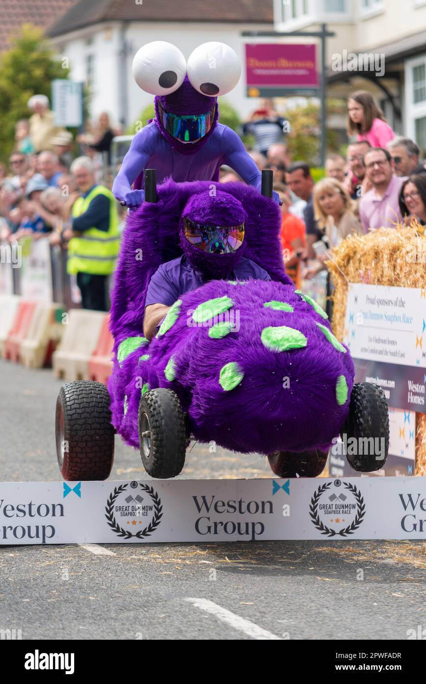 Great Dunmow, Essex, Großbritannien. 30. April 2023. Rund 60 Teams haben am vierten Great Dunmow Soapbox Race teilgenommen, das sich nach dem zweijährlichen Red Bull Event als zweitgrößte britische Soapbox-Rennen bezeichnet. Die nicht angetriebenen Wagen der Mannschaften werden von der Startlinie über Sprünge bis zu einem zeitlich festgelegten Ziel hinuntergeschoben. Die Wagen variieren von einfach bis aufwendiger. Little Monsters Wagen Stockfoto