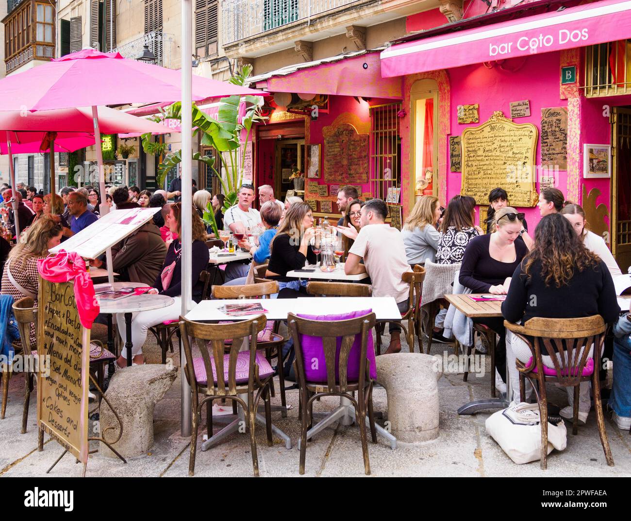 Mittagessen in einem belebten Café-Restaurant in der Altstadt von Palma Mallorca auf den Balearen Spaniens Stockfoto
