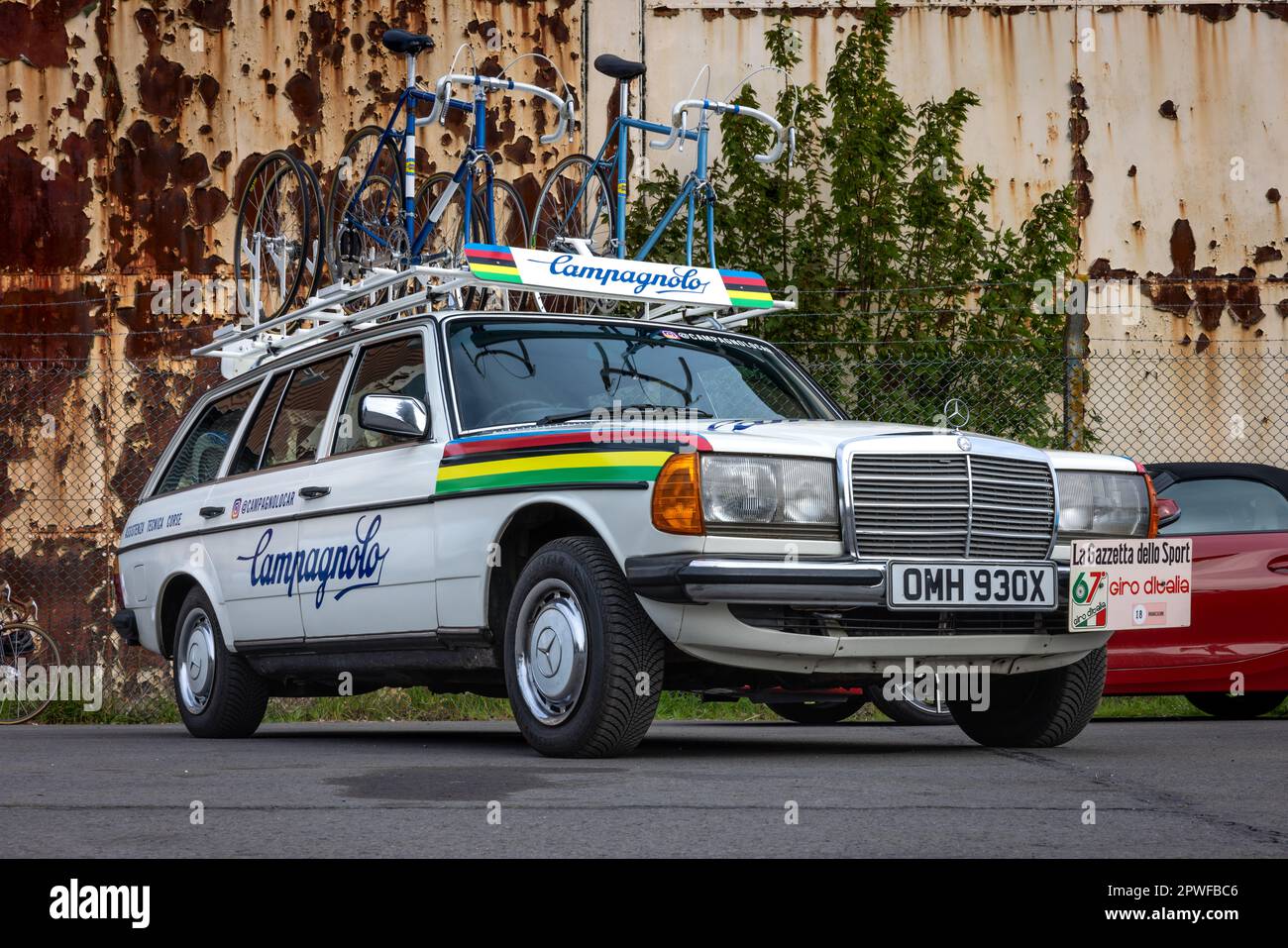 1984 Mercedes Giro d’Italia Campagnolo Service Car am 30. April 2023 im Bicester Heritage Centre ausgestellt. Stockfoto