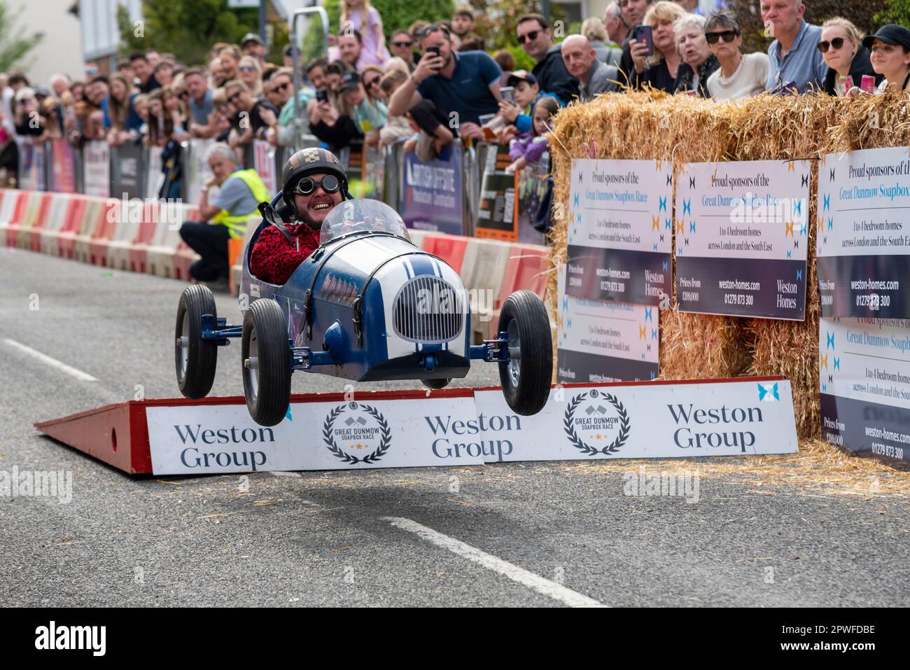Großer Dunmow, Essex, Großbritannien. April 2023 30. Rund sechzig Teams haben am vierten Great Dunmow Soapbox Race teilgenommen. Die unmotorisierten Wagen der Teams werden von der Startlinie über Sprünge bis zu einem zeitgesteuerten Ziel geschoben. Die Wagen variieren von einfachen bis hin zu aufwändigeren. Verstand im West Essex Wohltätigkeitswagen Stockfoto