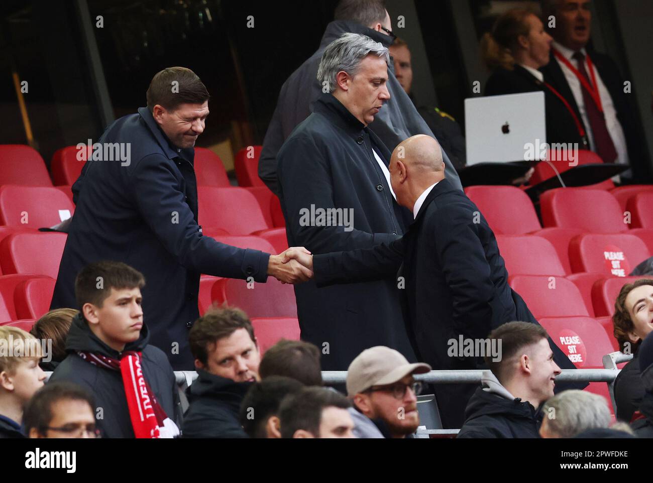 Liverpool, Großbritannien. 30. April 2023. Der ehemalige Liverpool-Spieler Steven Gerrard begrüßt den Vorsitzenden von Tottenham, Daniel Levy, steht während des Premier League-Spiels in Anfield, Liverpool, zur Halbzeit auf. Der Bildausdruck sollte lauten: Darren Staples/Sportimage Credit: Sportimage Ltd/Alamy Live News Stockfoto