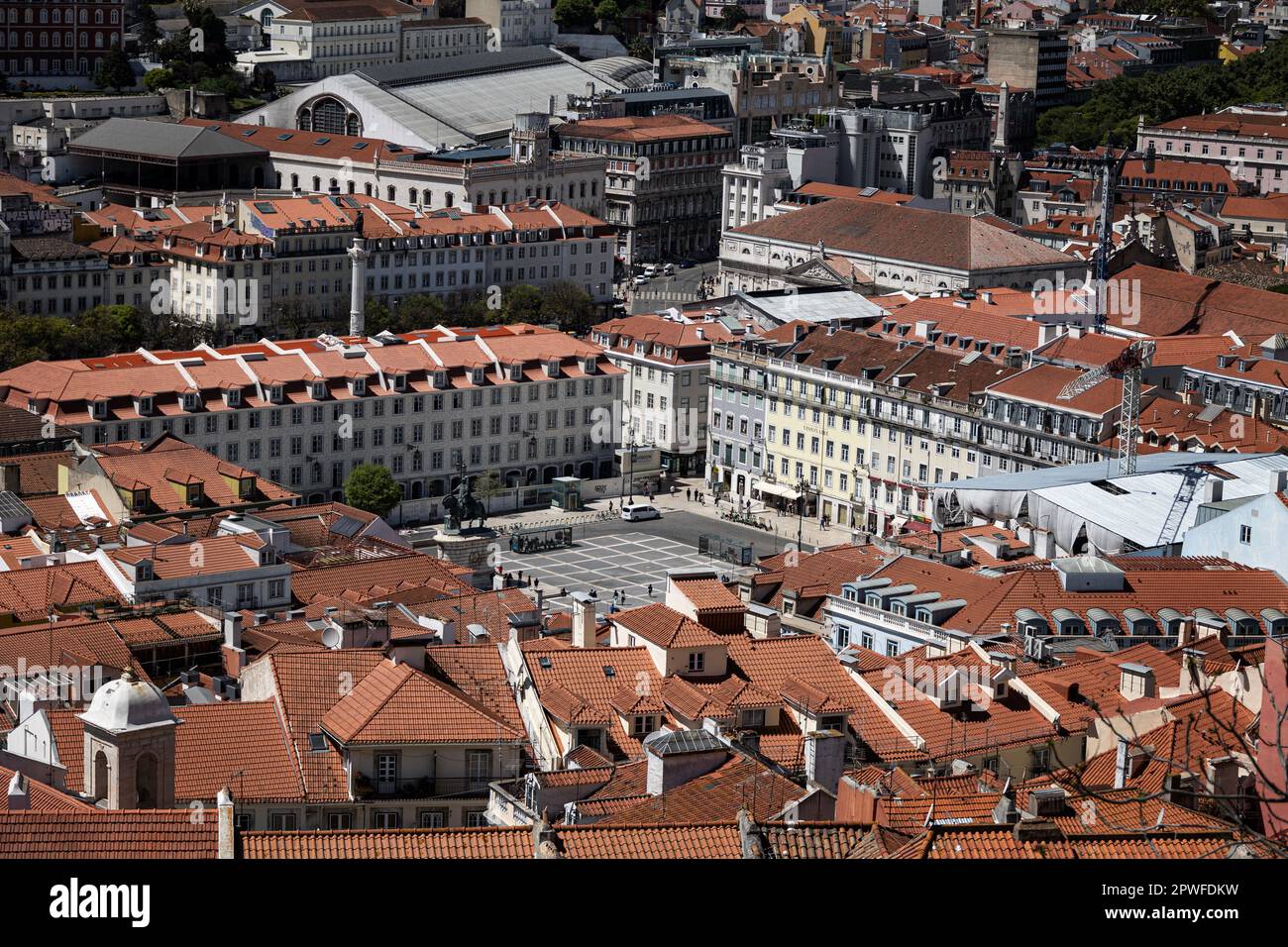 Mit Blick über die Dächer in Richtung Figueira und Rossio-Platz, Lissabon, Portugal Stockfoto