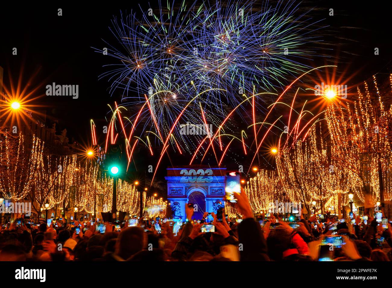 Paris, Frankreich - 1. Januar 2023 : Silvester Feuerwerk über dem Triumphbogen auf der Champs Elysées in Paris zur Feier des Pas Stockfoto