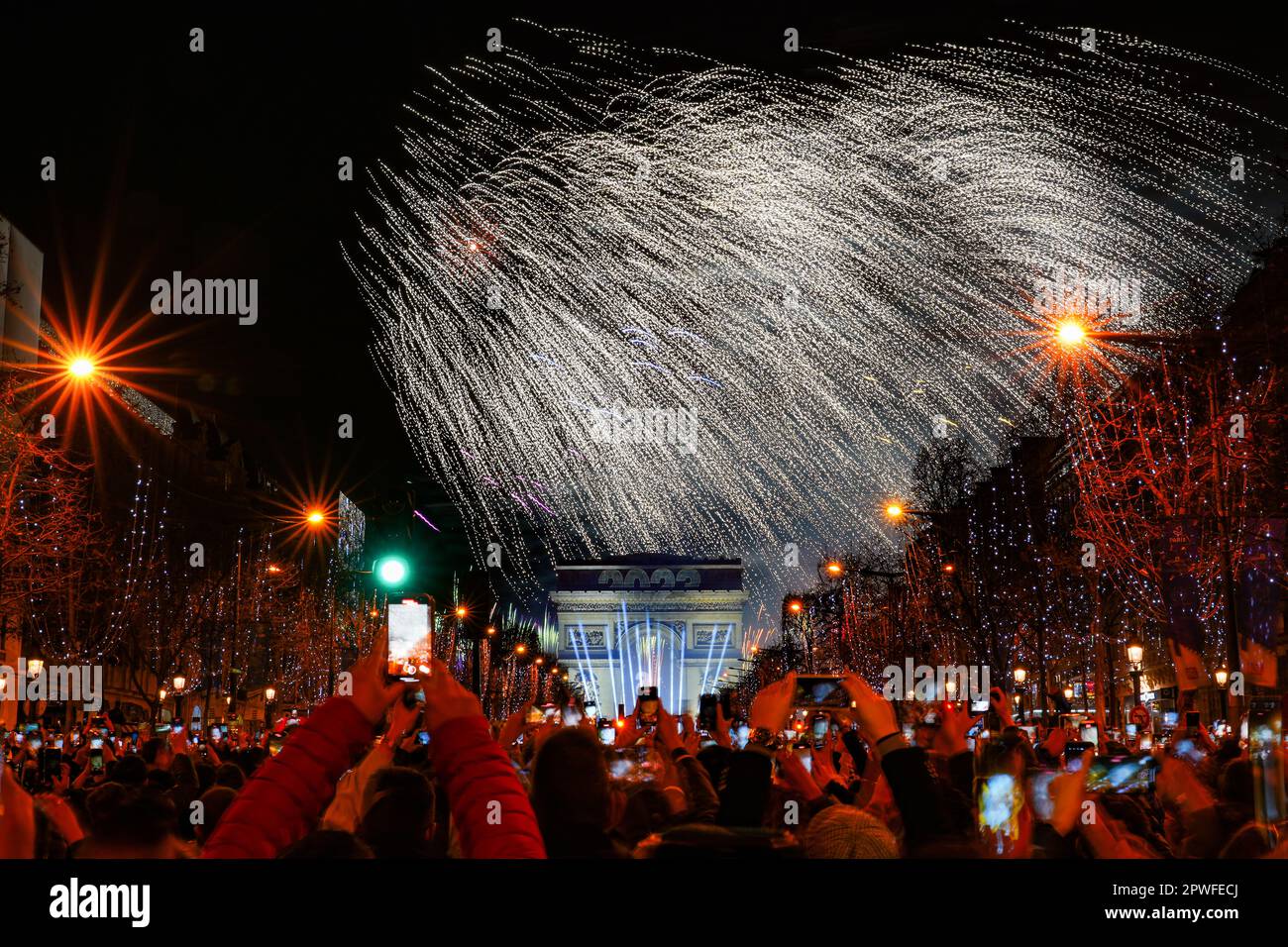 Paris, Frankreich - 1. Januar 2023 : Silvester Feuerwerk über dem Triumphbogen auf der Champs Elysées in Paris zur Feier des Pas Stockfoto