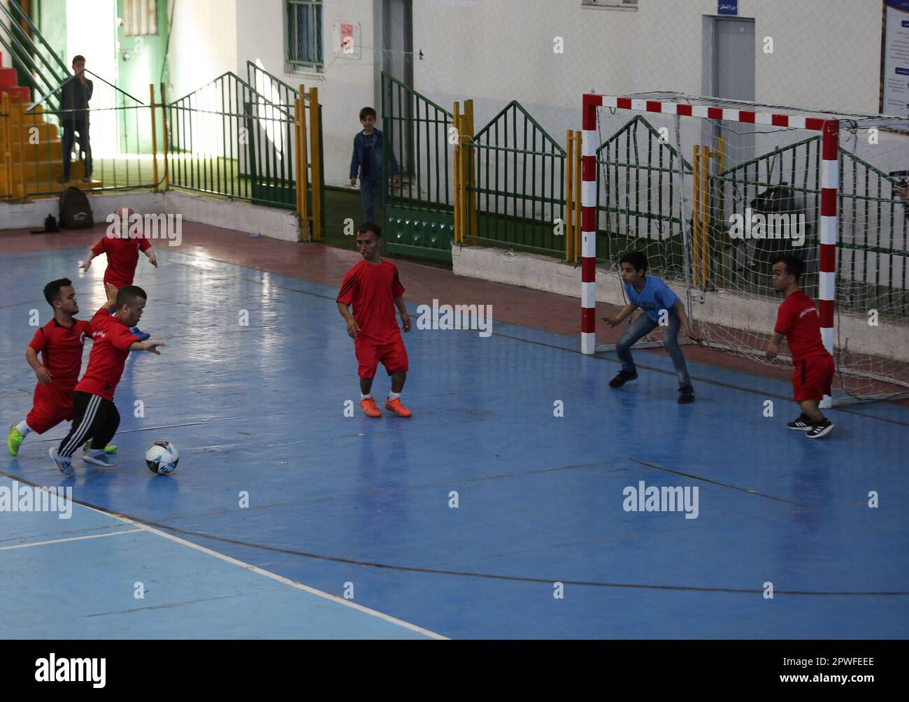 Gaza-Stadt, Gaza-Streifen, Palästina. 29. April 2023. Gaza-Stadt, Palästina. 30. April 2023 Ein Fußballteam, bestehend aus Spielern von kleinwüchsigem Format, die von Skelettdysplasie betroffen sind, trainieren und Fußball in einem Fitnessstudio in Gaza City üben. Das Team, das vor kurzem in der palästinensischen Küstenenklave gegründet wurde und intensiv trainiert, wird an internationalen Sportwettkämpfen teilnehmen (Kreditbild: © Yousef Mohammed/IMAGESLIVE via ZUMA Press Wire). Nicht für den kommerziellen GEBRAUCH! Stockfoto