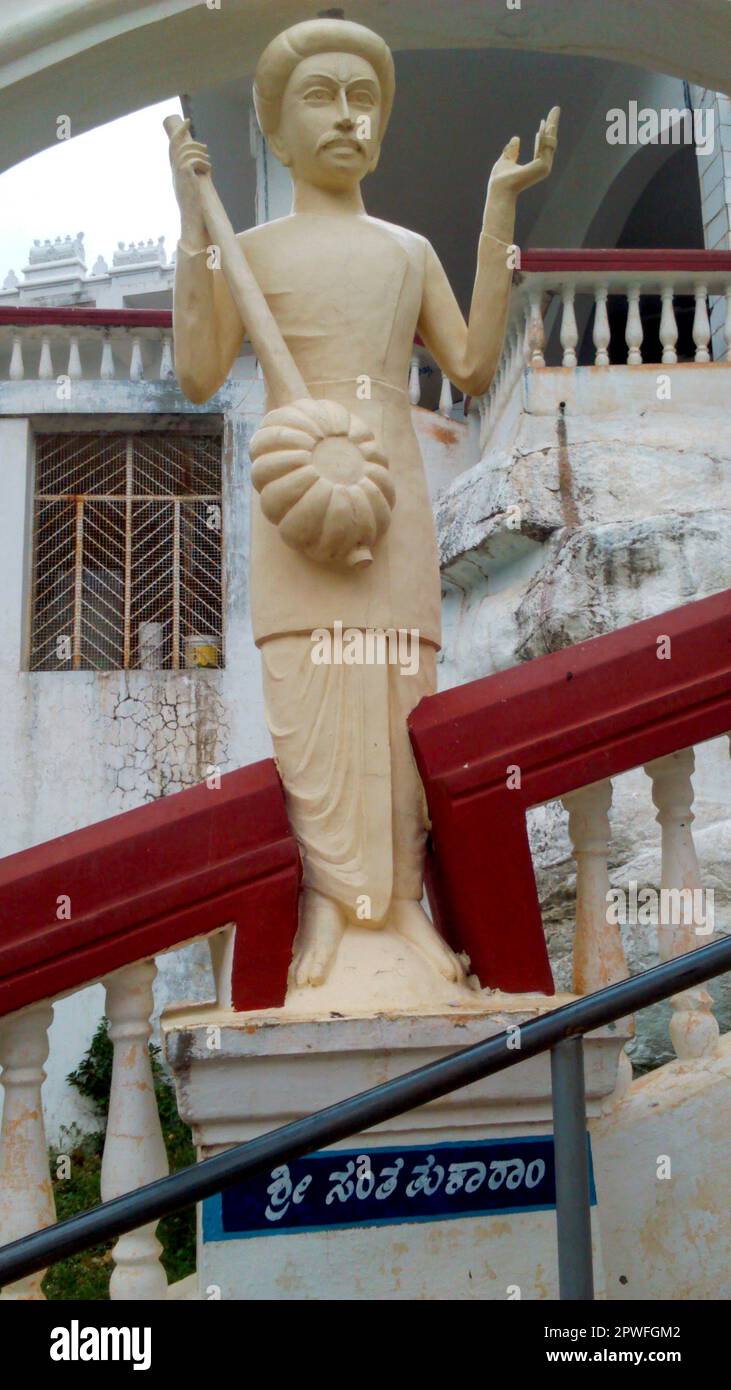 Statue von Sant Tukaram Maharaj. Er war ein MarathiHeiliger aus dem 17