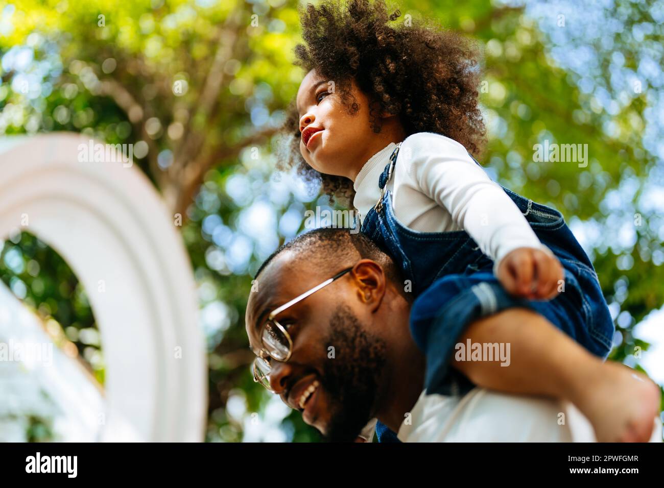Glückliche Familie, die zu Hause Zeit verbringt und gemeinsame Aktivitäten hat Stockfoto