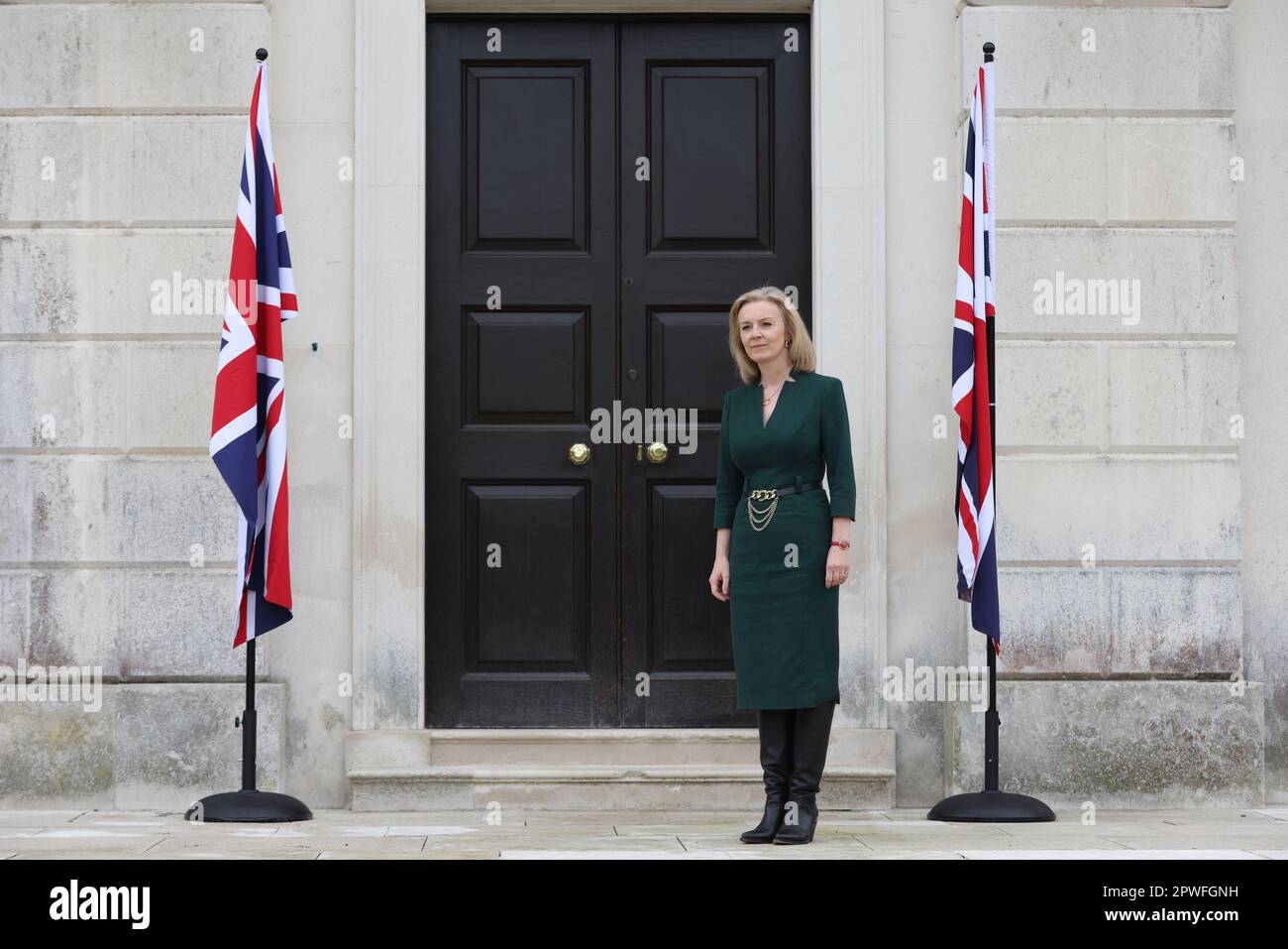 Aktenfoto vom 11. Oktober 10/21 der damaligen Außenministerin Liz Truss, die darauf wartet, mit den baltischen Außenministern im Chevening House in Kent begrüßt zu werden. Liz Truss bestreitet ein Regierungsgesetz in Bezug auf ihre Nutzung des Landhauses, zu dem sie als Außenministerin Zugang hatte. Ausgabedatum: Montag, 11. Oktober 2021. Stockfoto