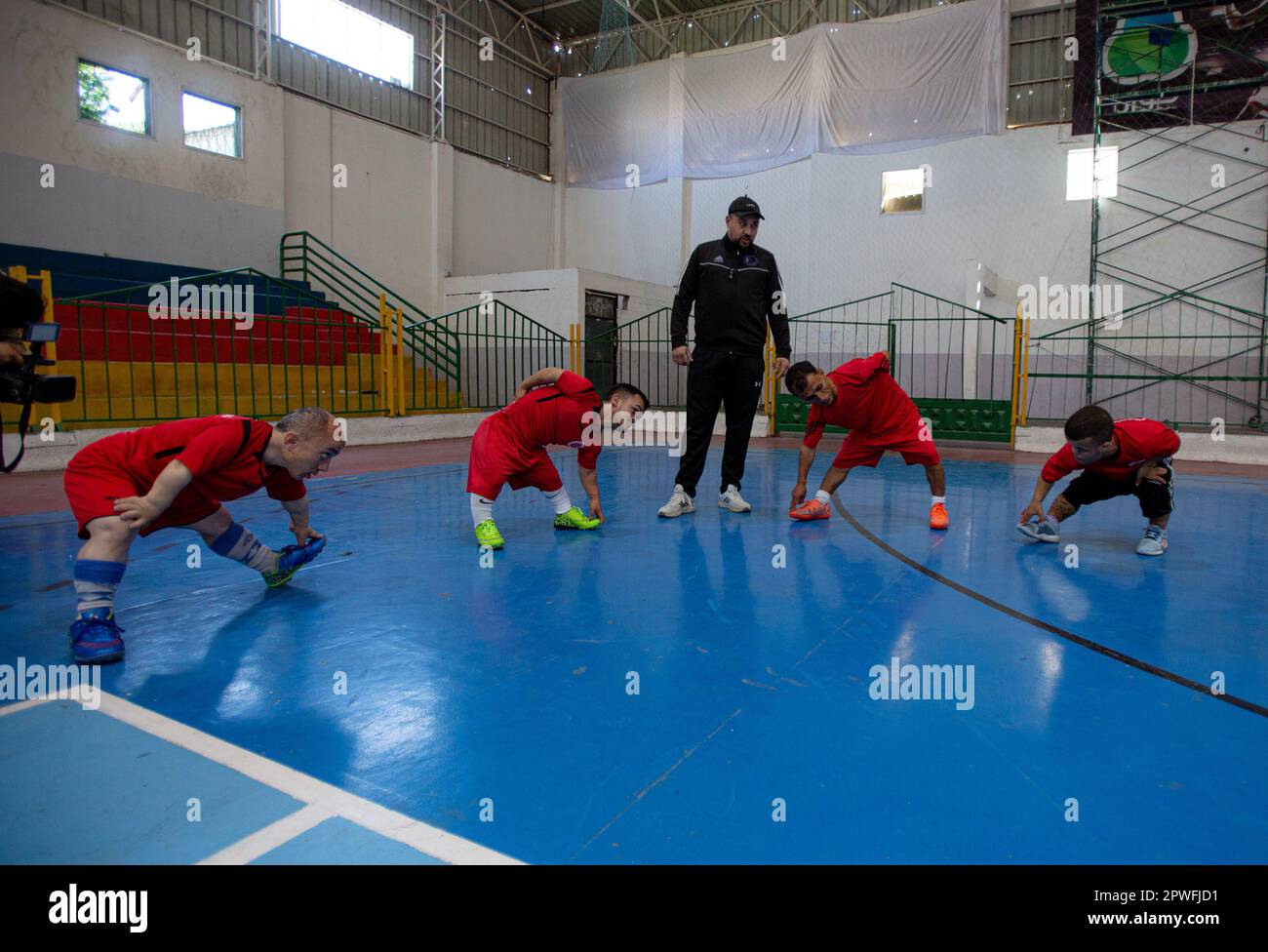 Gaza-Stadt, Gaza-Streifen, Palästina. 29. April 2023. Gaza-Stadt, Palästina. 30. April 2023 Ein Fußballteam, bestehend aus Spielern von kleinwüchsigem Format, die von Skelettdysplasie betroffen sind, trainieren und Fußball in einem Fitnessstudio in Gaza City üben. Das Team, das vor kurzem in der palästinensischen Küstenenklave gegründet wurde und intensiv trainiert, wird an internationalen Sportwettkämpfen teilnehmen (Kreditbild: © Yousef Mohammed/IMAGESLIVE via ZUMA Press Wire). Nicht für den kommerziellen GEBRAUCH! Stockfoto