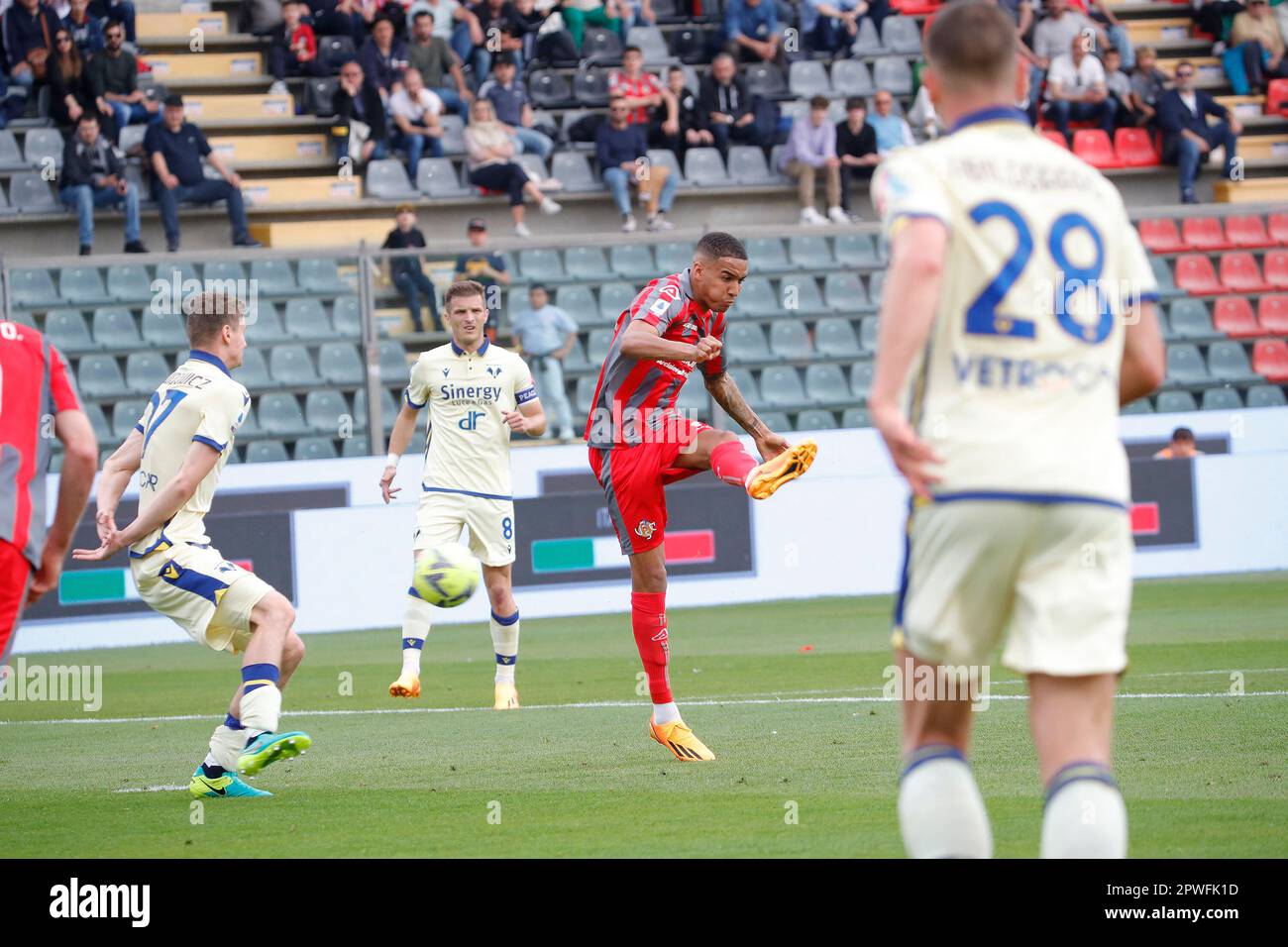 Stadio Giovanni Zini, Cremona, Italien. 30. April 2023. Serie A Fußball; Cremonese gegen Hellas Verona; Pablo Galdames von Cremonese schießt auf Tor Credit: Action Plus Sports/Alamy Live News Stockfoto