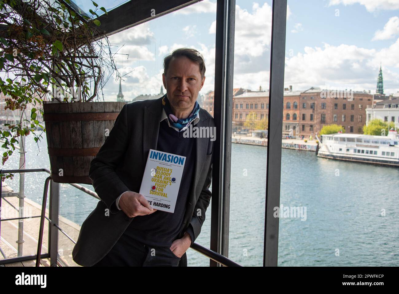 Luke Harding, Bestseller-britischer Autor und ausländischer Korrespondent des Guardian, steht im Ukraine House in Kopenhagen. Er hat sich dort vorgestellt Stockfoto