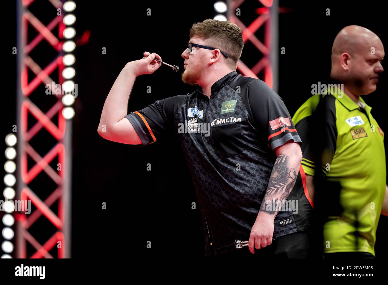 LEEUWARDEN - Keane Barry (IRL) während der Dutch Darts Championship 2023 im WTC Leeuwarden. Dieses Darts-Turnier ist die sechste europäische Tour, die von der Professional Darts Corporation (PDC) organisiert wird. AP-SCHLEIFGERÄT KING Stockfoto