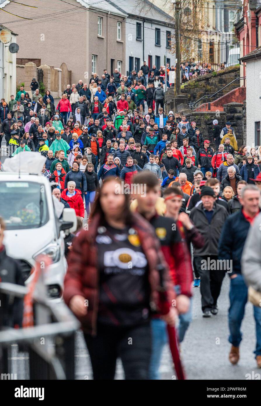 Klone, County Monaghan, Irland. 30. April 2023. Armagh besiegte Down 4-10 zu 0-12 im Halbfinale der Ulster Senior Football Championship in St. Tiernachs Park, Klonen heute. GAA-Fans beider Teams streamen nach dem Spiel auf Clones. Kredit: AG News/Alamy Live News. Stockfoto