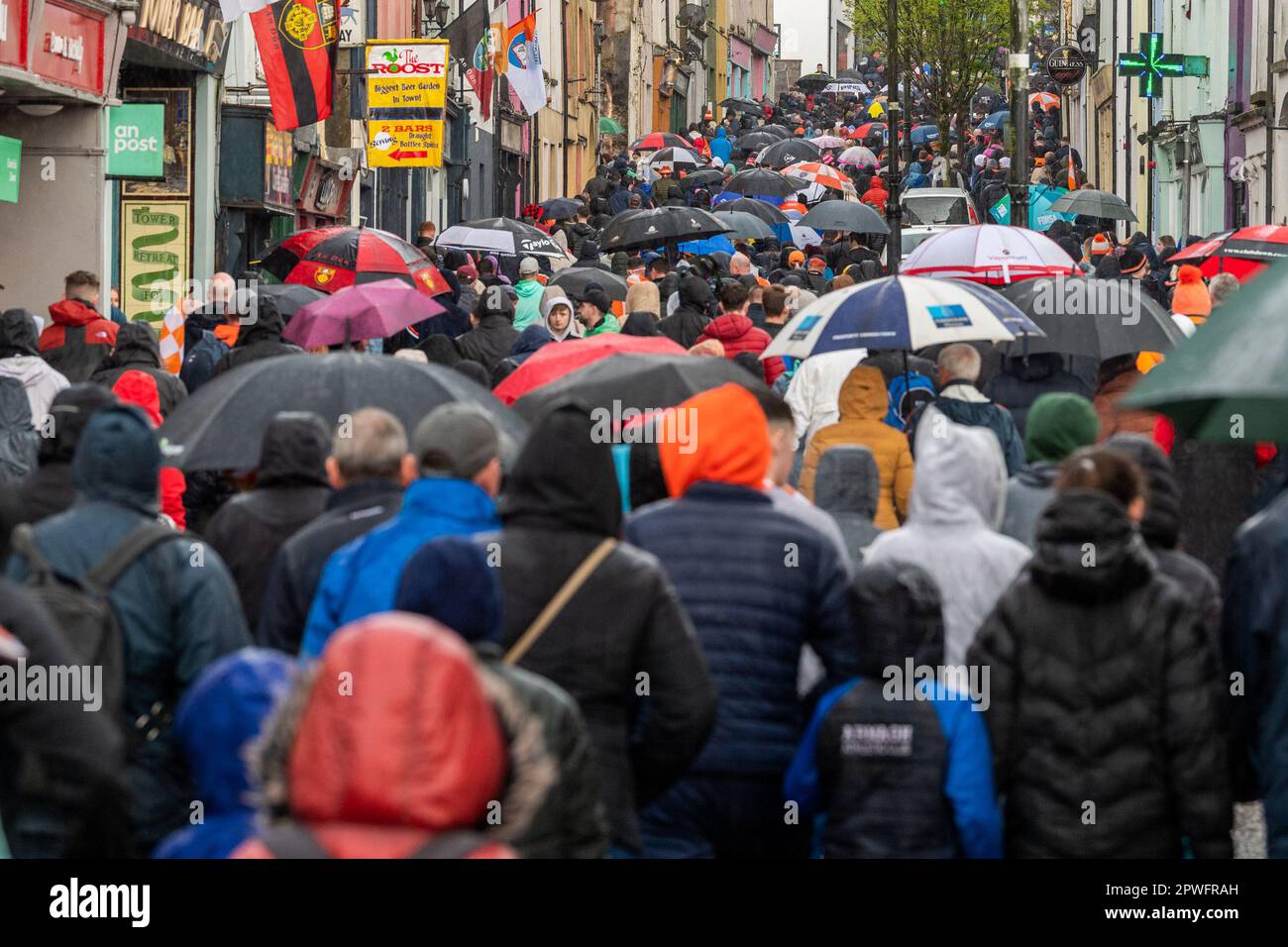 Klone, County Monaghan, Irland. 30. April 2023. Armagh besiegte Down 4-10 zu 0-12 im Halbfinale der Ulster Senior Football Championship in St. Tiernachs Park, Klonen heute. GAA-Fans beider Teams streamen nach dem Spiel auf Clones. Kredit: AG News/Alamy Live News Stockfoto