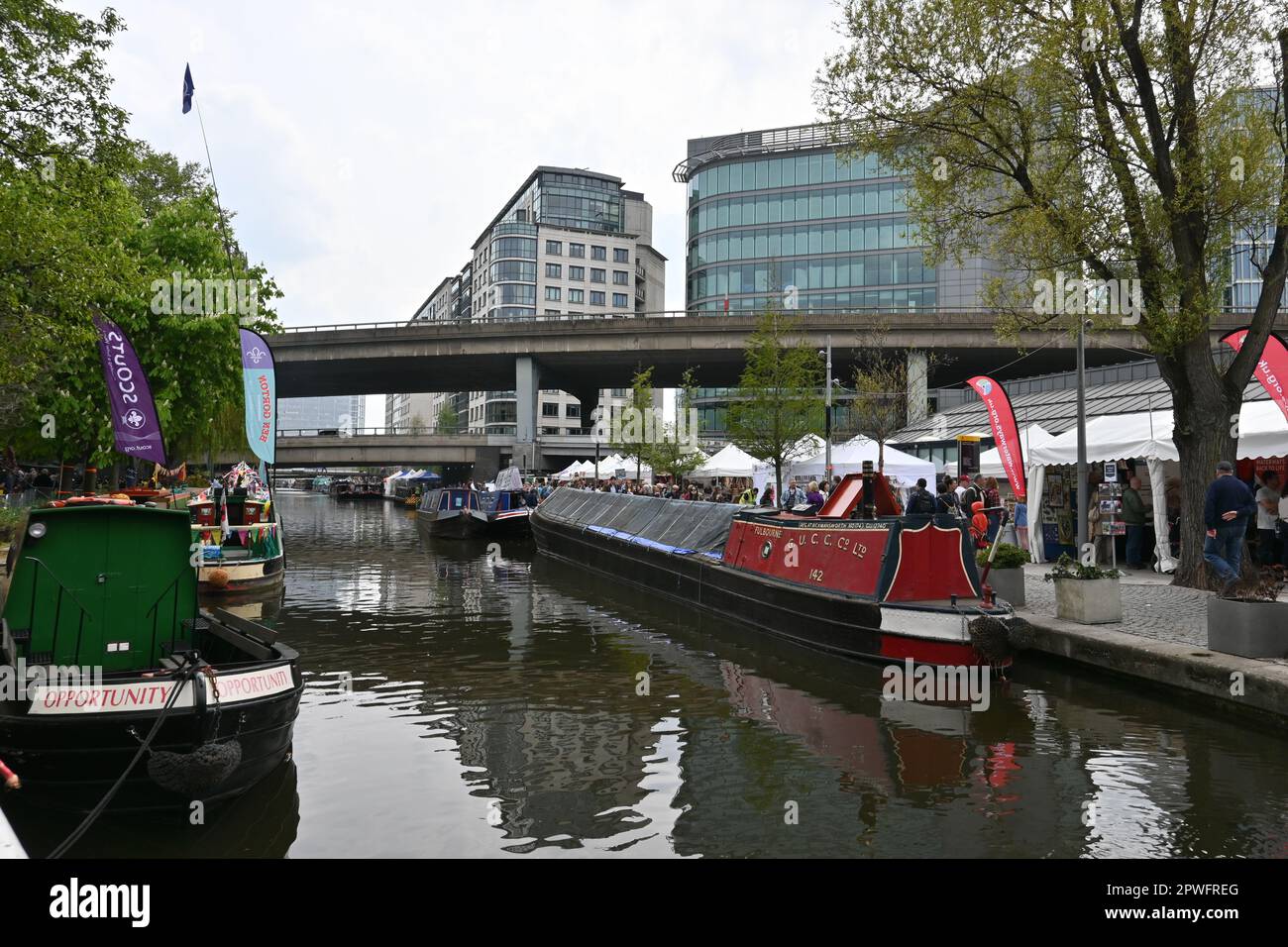 Warwick Avenue, London, Großbritannien. 30. April 2023. Schmalboote, Lastkähne und Kanalboote nehmen dieses Jahr am 40. Jahrestag der IWA Canalway Cavalcade Teil und feiern das nautische Leben auf den Wasserstraßen in Little Venice, London, Großbritannien. Kredit: Siehe Li/Picture Capital/Alamy Live News Stockfoto