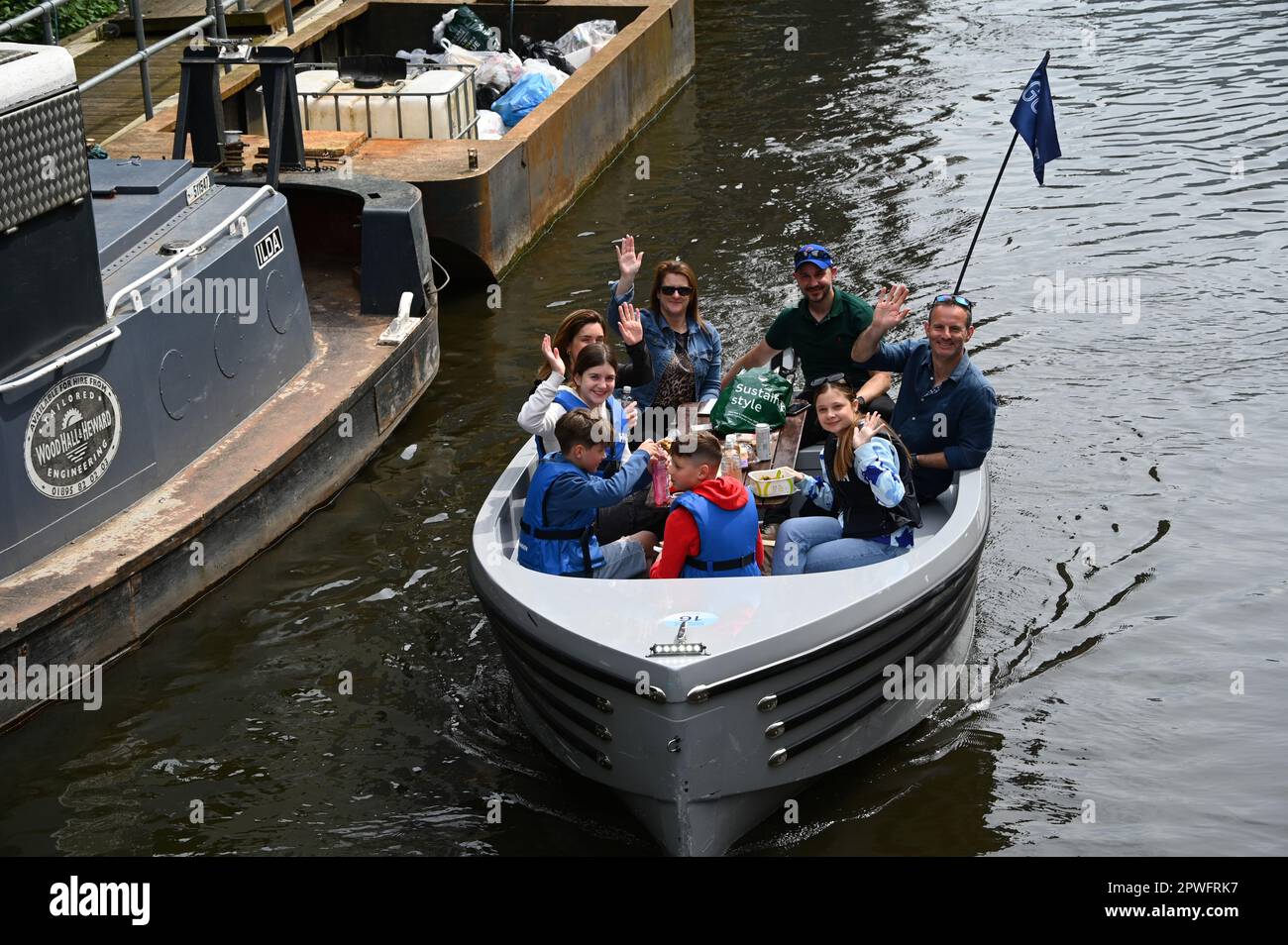 Warwick Avenue, London, Großbritannien. 30. April 2023. Schmalboote, Lastkähne und Kanalboote nehmen dieses Jahr am 40. Jahrestag der IWA Canalway Cavalcade Teil und feiern das nautische Leben auf den Wasserstraßen in Little Venice, London, Großbritannien. Kredit: Siehe Li/Picture Capital/Alamy Live News Stockfoto