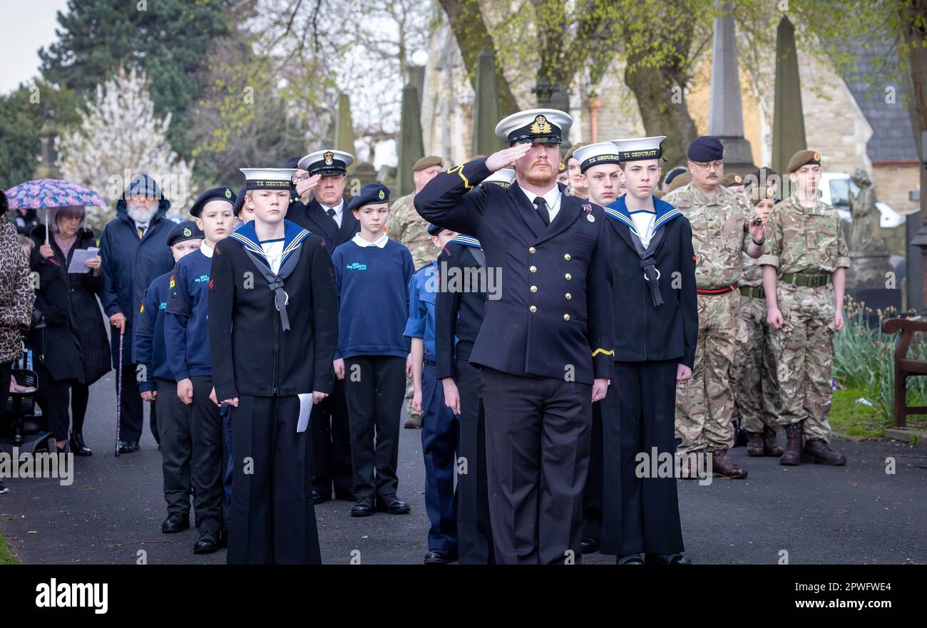 Das Royal Navy Training Ship obdurate Cadets sind aufmerksam, während ihr Offizier während des ANZAC Day Service in Warrington, 2023 salutiert Stockfoto