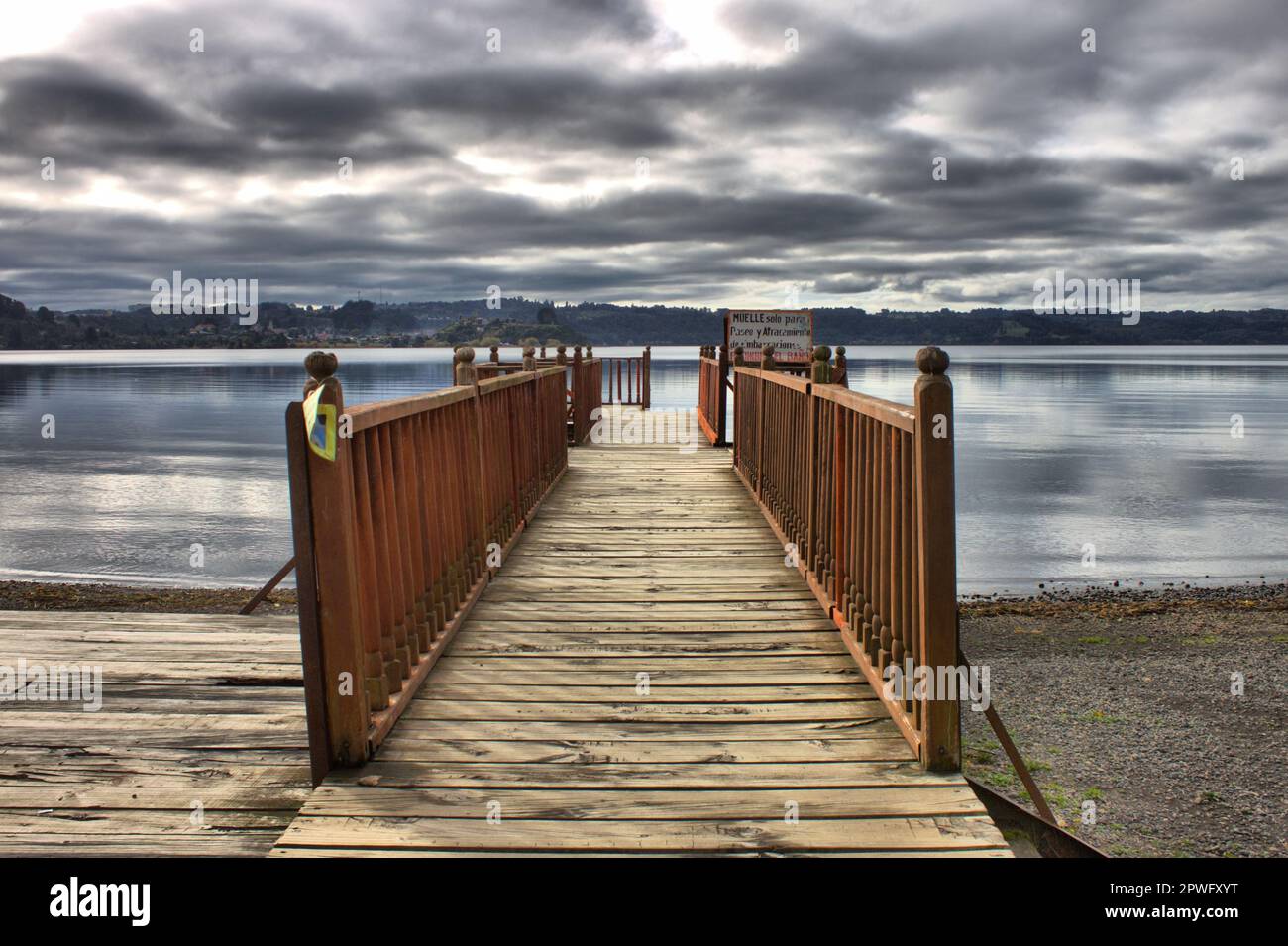 Holzpier am See Llanquihue in Puerto Octay, Chile Stockfoto