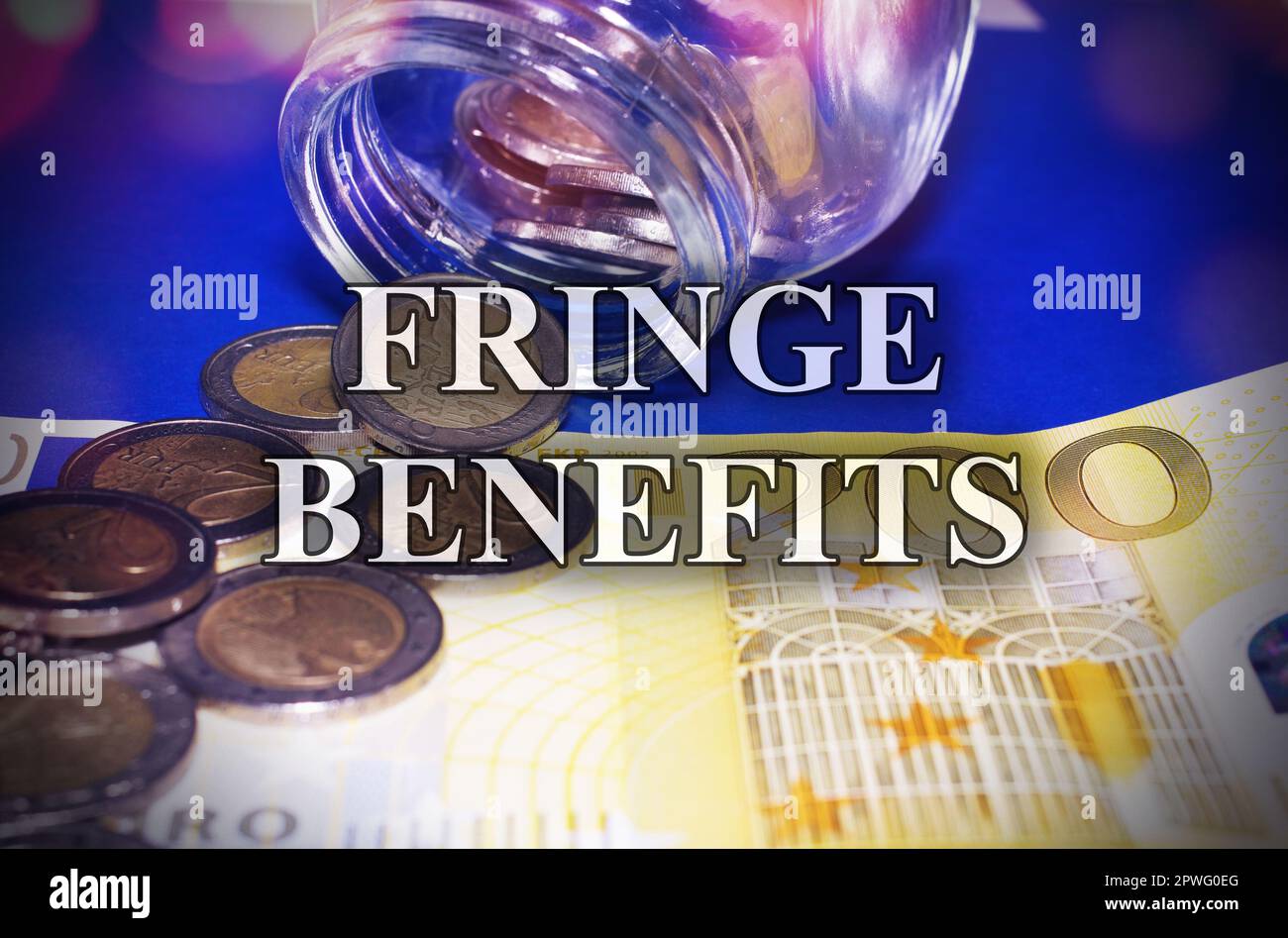 Nahaufnahme der Euro-Banknoten mit dem Text "Fringe Benefits". Stockfoto