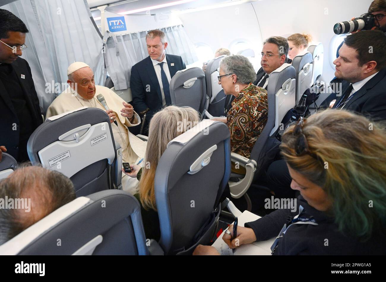 Pope Francis meets the journalists during a press conference aboard the airplane directed to Rome, at the end of his pastoral visit to Hungary, Sunday, April 30, 2023. (Vincenzo Pinto/Pool Photo Via AP) Stockfoto