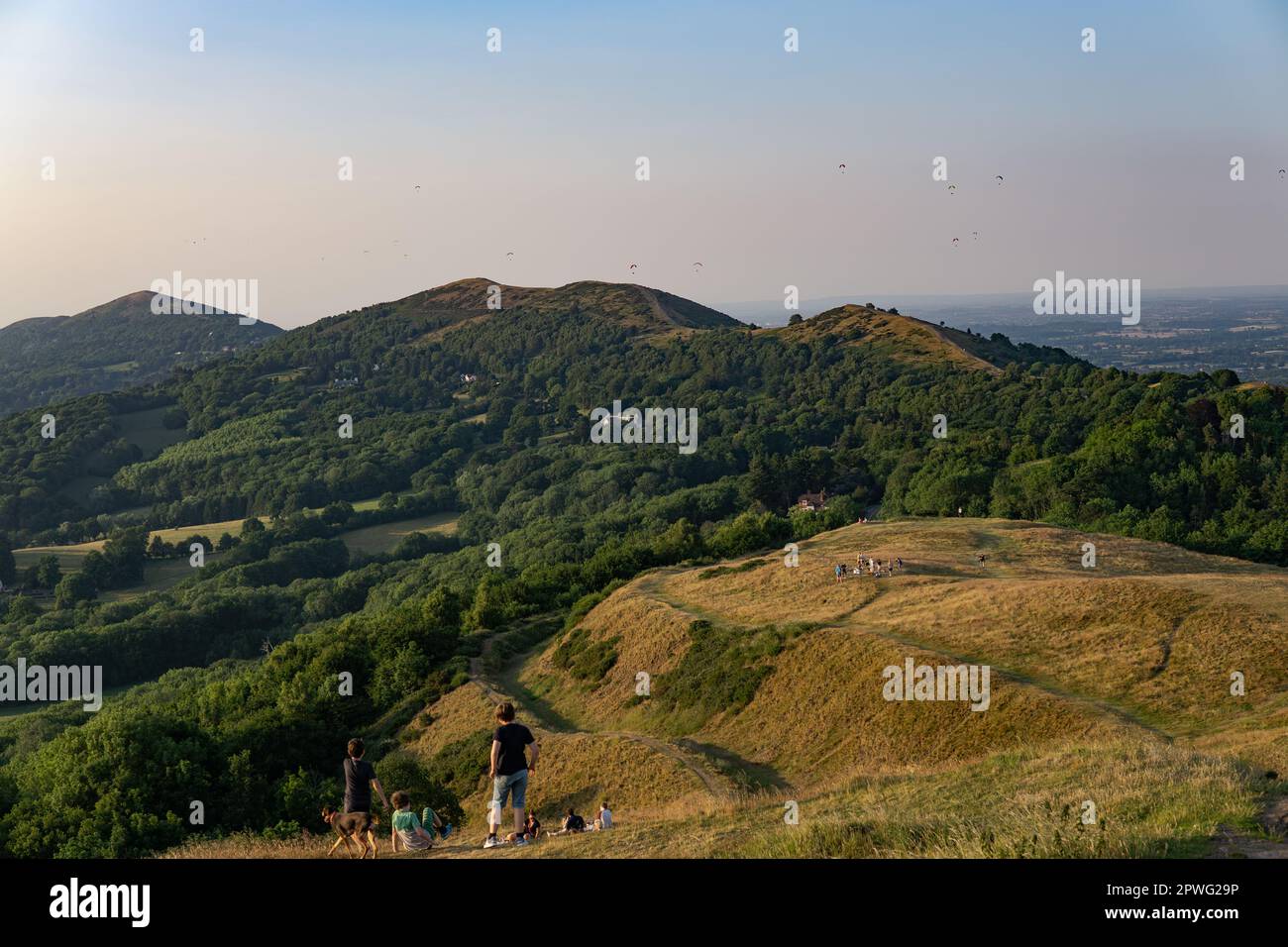 Malvern Hills Paragliding Blick vom British CUMP Eine friedliche ländliche Landschaft mit üppiger Pflanzenwelt und einem weit entfernten Grat am Horizont. Ruhe Perversling Stockfoto