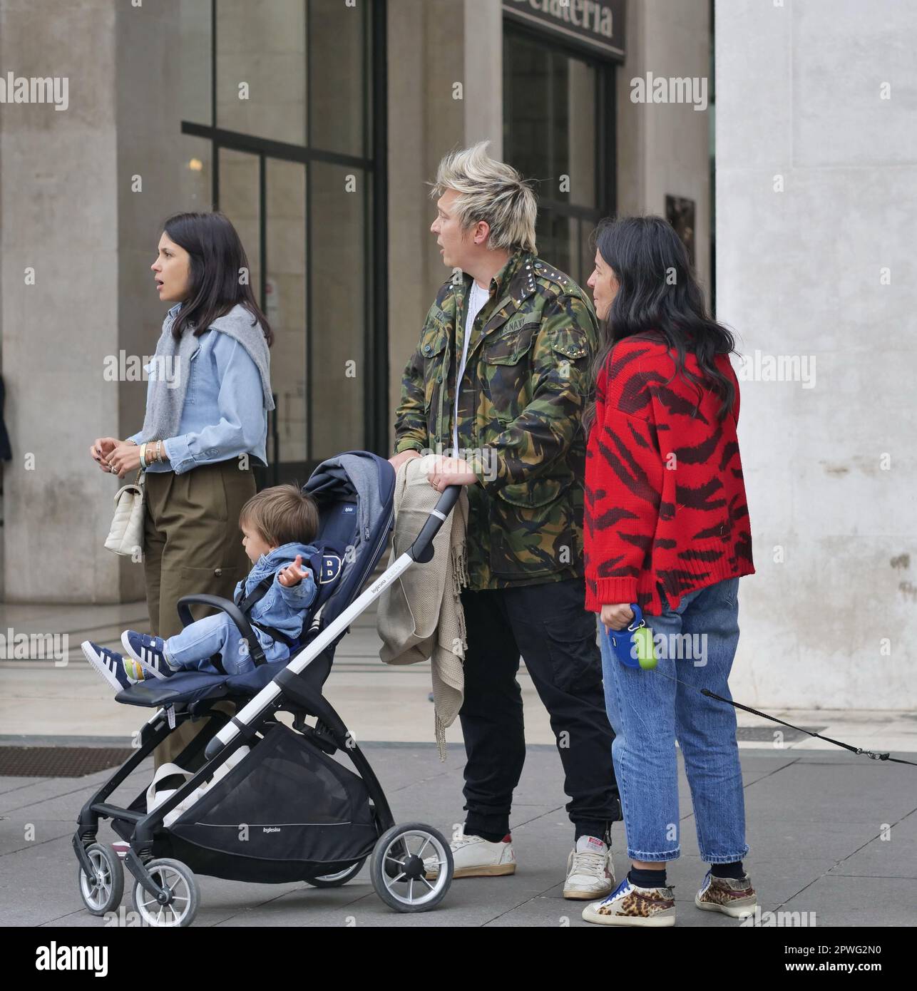 Brescia, Italien. 30. April 2023. Andrea Mainardi mit seiner Familie auf der 500 Miles Touring auf der Piazza della Vittoria Brescia Kredit: Unabhängige Fotoagentur/Alamy Live News Stockfoto