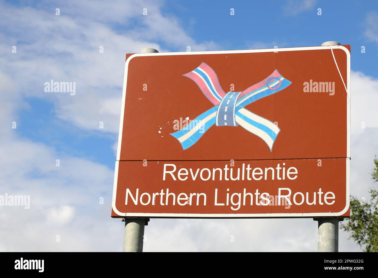 Tornio, Finnland - 29. August 2022: Finnisches Straßenschild für die Nordlichtroute. Stockfoto