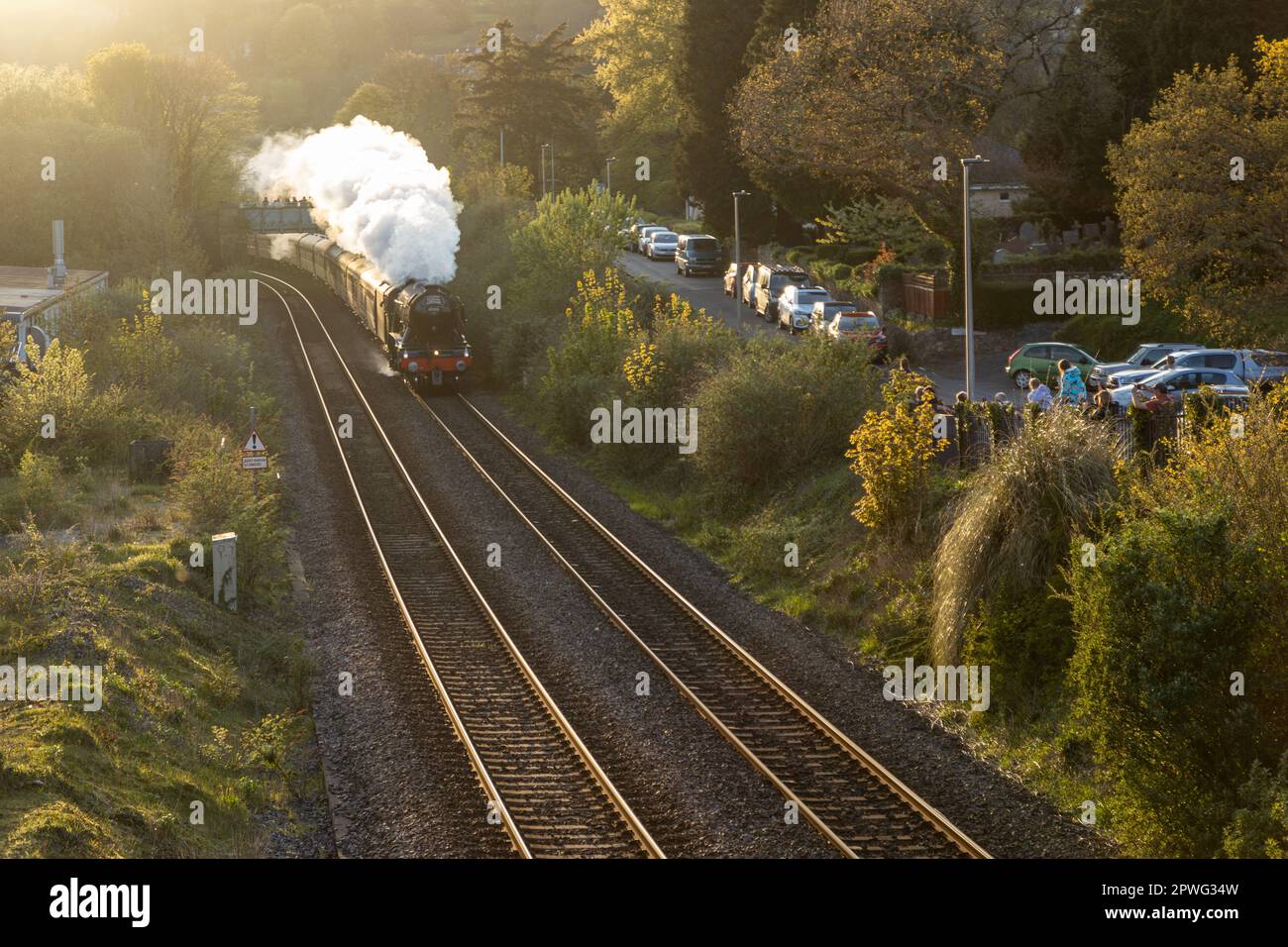 South Brent, Devon, Großbritannien. 30. April 2023. Flying Scotsman, während es Südbrent in der Abendsonne passiert, auf seiner Route von Par zum Bristol Temple Meads. Kredit: Julian Kemp/Alamy Live News Stockfoto