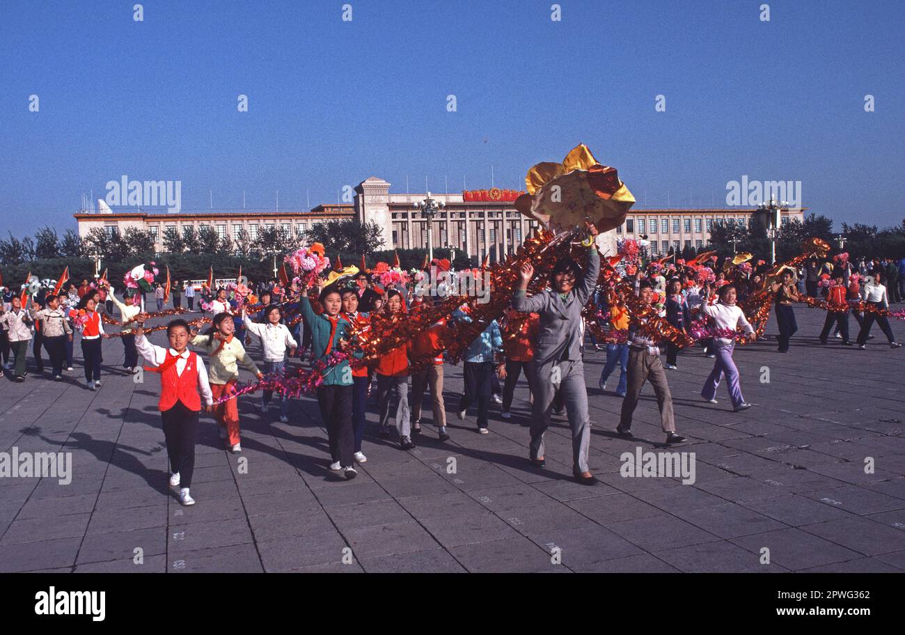Schulkinder feiern den 35. Jahrestag der kommunistischen Revolution auf dem Platz des Himmlischen Friedens. Peking, China, 1984 Stockfoto