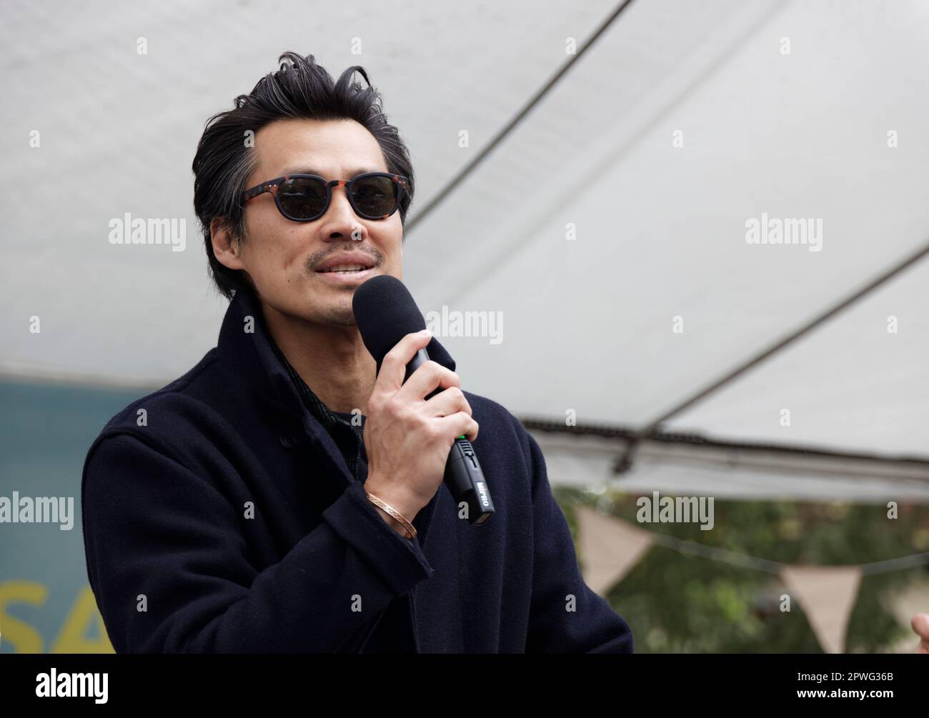 Paris, Frankreich. 30. April 2023. Schauspieler Frédéric Chau besucht das kambodschanische Neujahr. Das Sabay Festival (Kambodscha-Festival Khmer) wird vom Association Samaki Kohn Khmer & Evaan Market im Grande Pagode de Vincennes am 30. April 2023 in Paris, Frankreich, organisiert. Kredit: Bernard Menigault/Alamy Live News Stockfoto