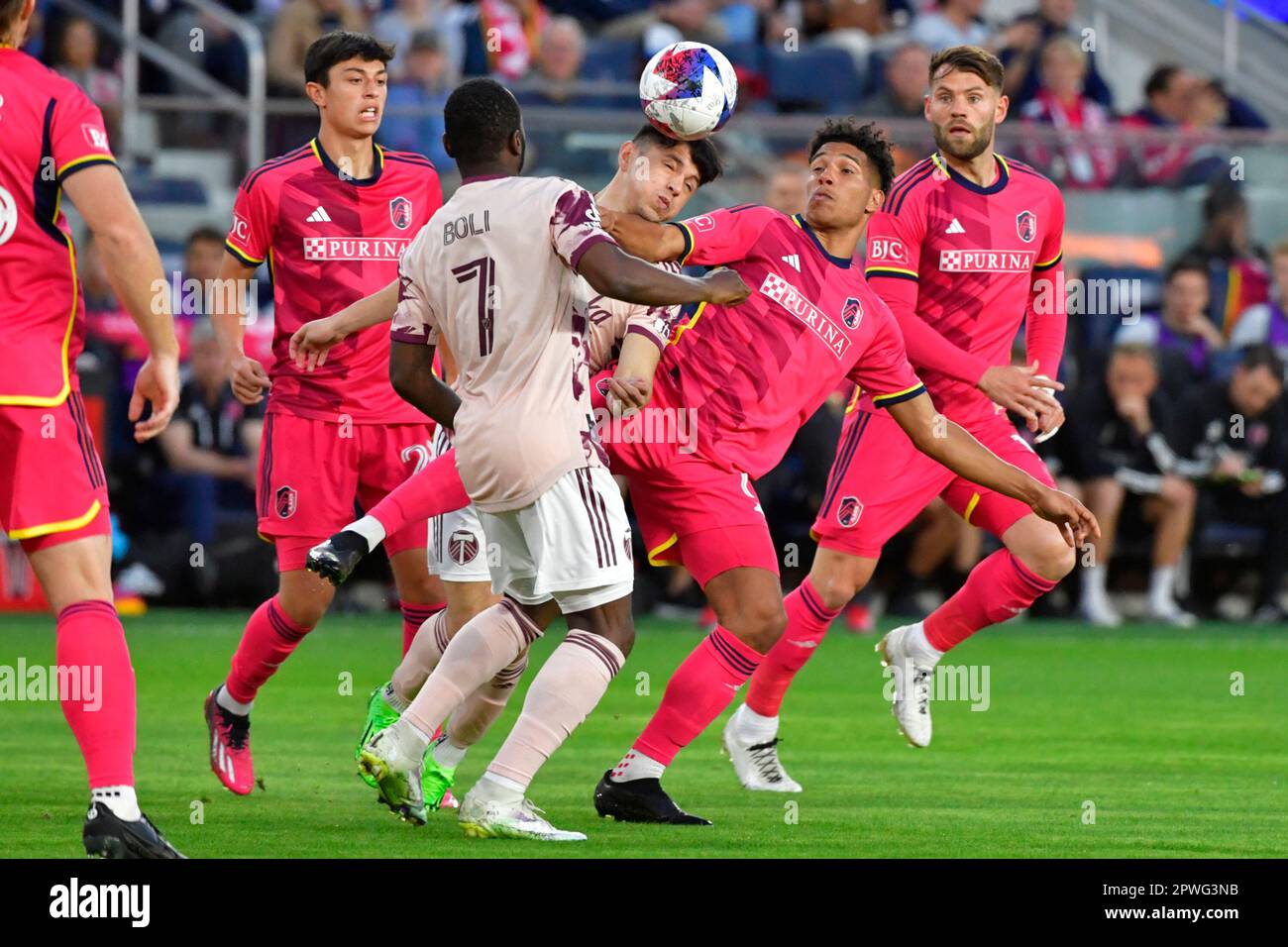 St. Louis, USA. 29. April 2023. Von links: Portland Timbers Spieler Franck Boli (7), Portland Timbers Mittelfeldspieler David Ayala (24) und St. Louis City Forward Nicholas Gioacchini (11) verheddert sich. STL City spielte am 29. April 2023 im CITY Park Stadium in St. die Portland Timbers in einem Major League Soccer-Spiel Louis, MO, USA. Foto: Tim Vizer/Sipa USA Kredit: SIPA USA/Alamy Live News Stockfoto