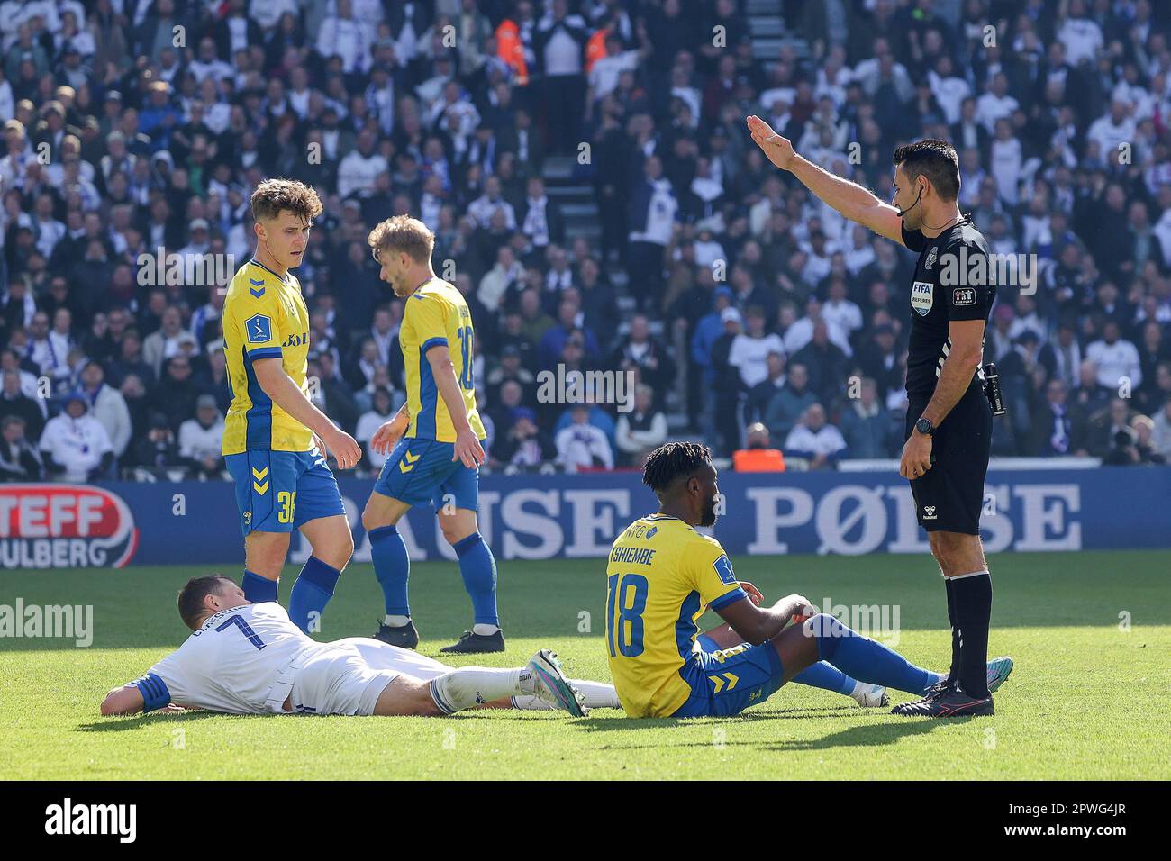 Kopenhagen, Dänemark. 30. April 2023. Schiedsrichter Sandi Putros, der während des Superliga-Spiels 3F zwischen dem FC Copenhagen und Broendby IF in Parken in Kopenhagen gesehen wurde. (Foto: Gonzales Photo/Alamy Live News Stockfoto