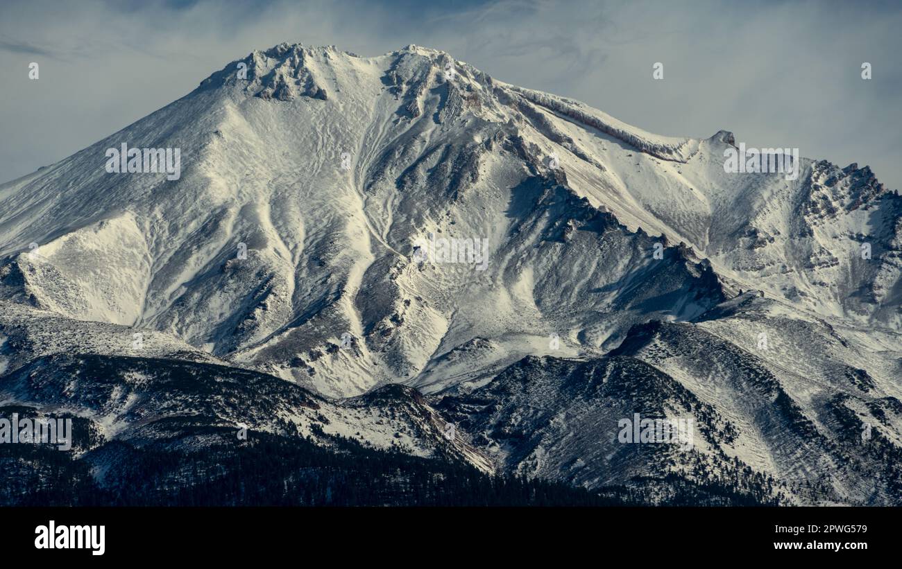 Mount Shasta und Shastinas Südwestseite in der Cascade Mountain Range. Siskiyou County, Kalifornien. Shasta-Trinity National Forest. Stockfoto