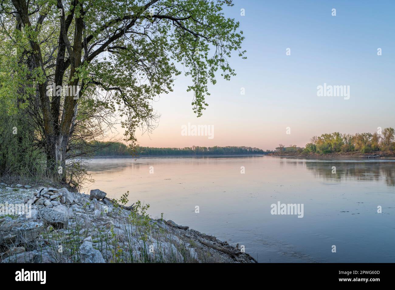 Die Dalton Bottoms im Frühling bieten eine ruhige Morgendämmerung über dem Missouri River und eine traumhafte Frühlingslandschaft Stockfoto