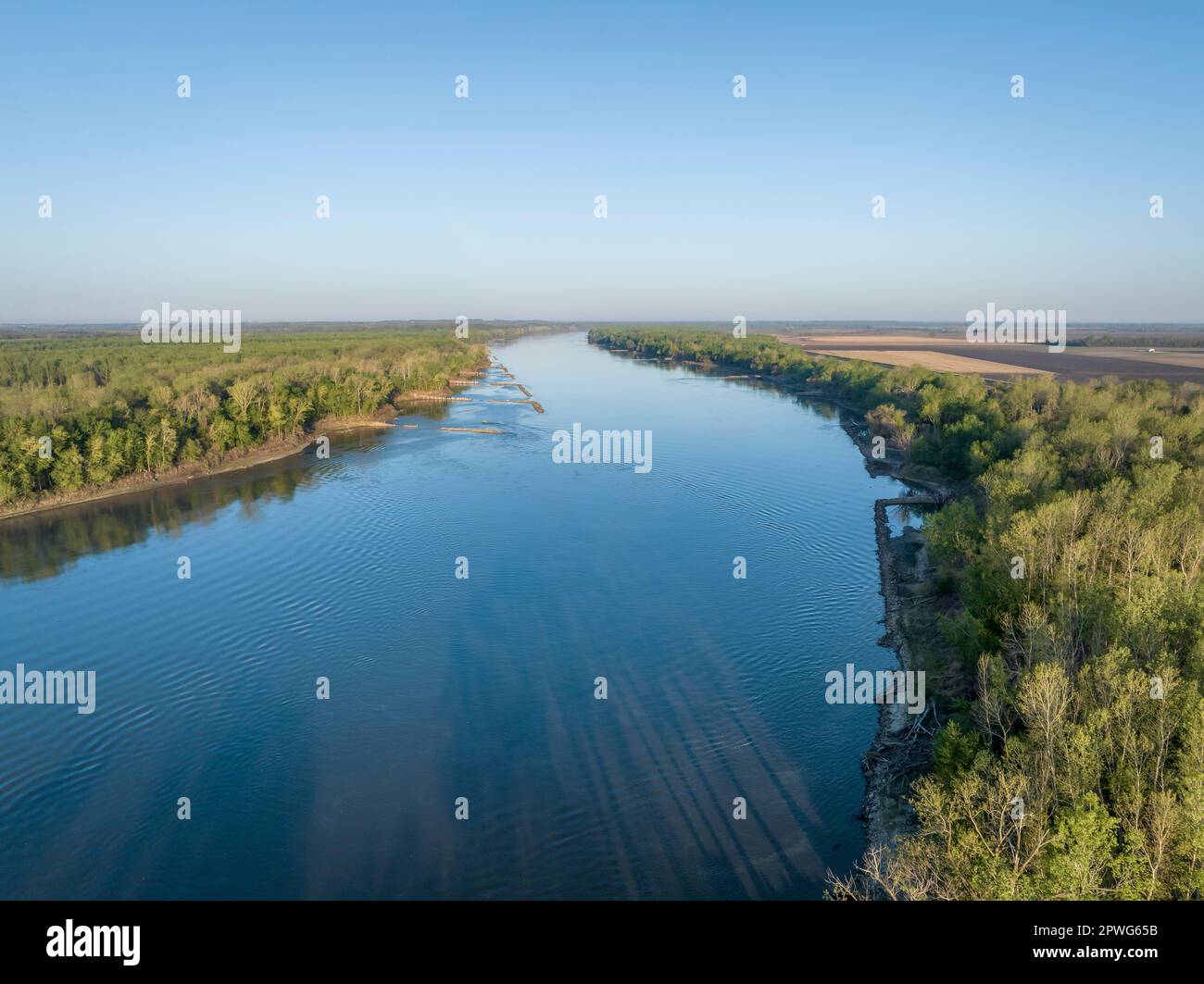 Frühlingssonnenaufgang über dem Missouri River bei Dalton Bottoms - Luftaufnahme Stockfoto