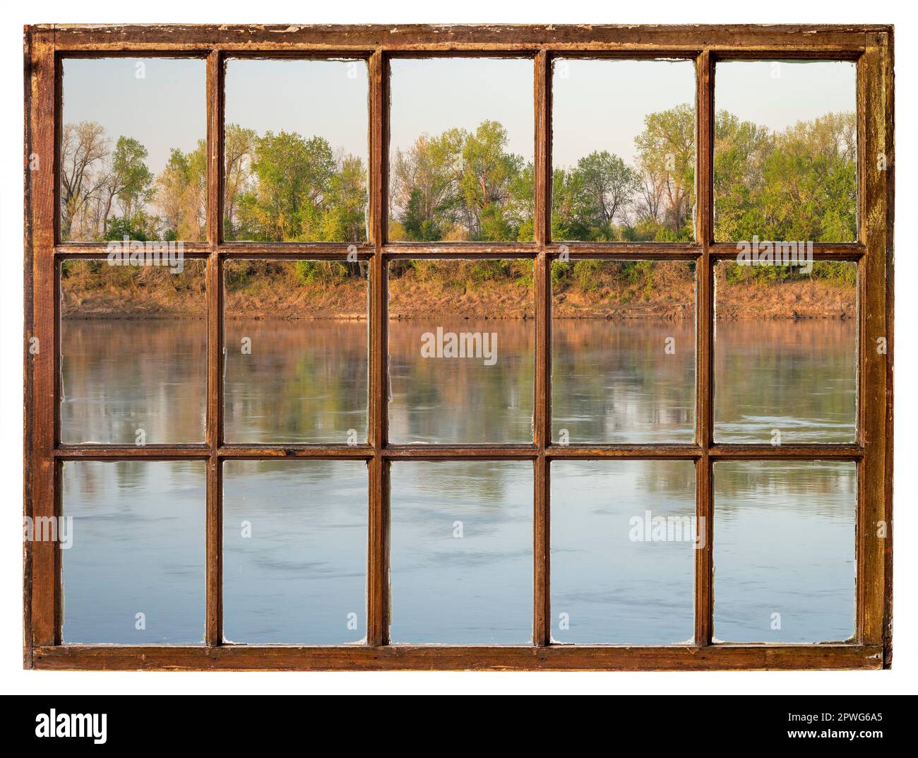 Frühlingssonnenaufgang über dem Missouri River, von einem Retro-Schiebefenster aus gesehen Stockfoto