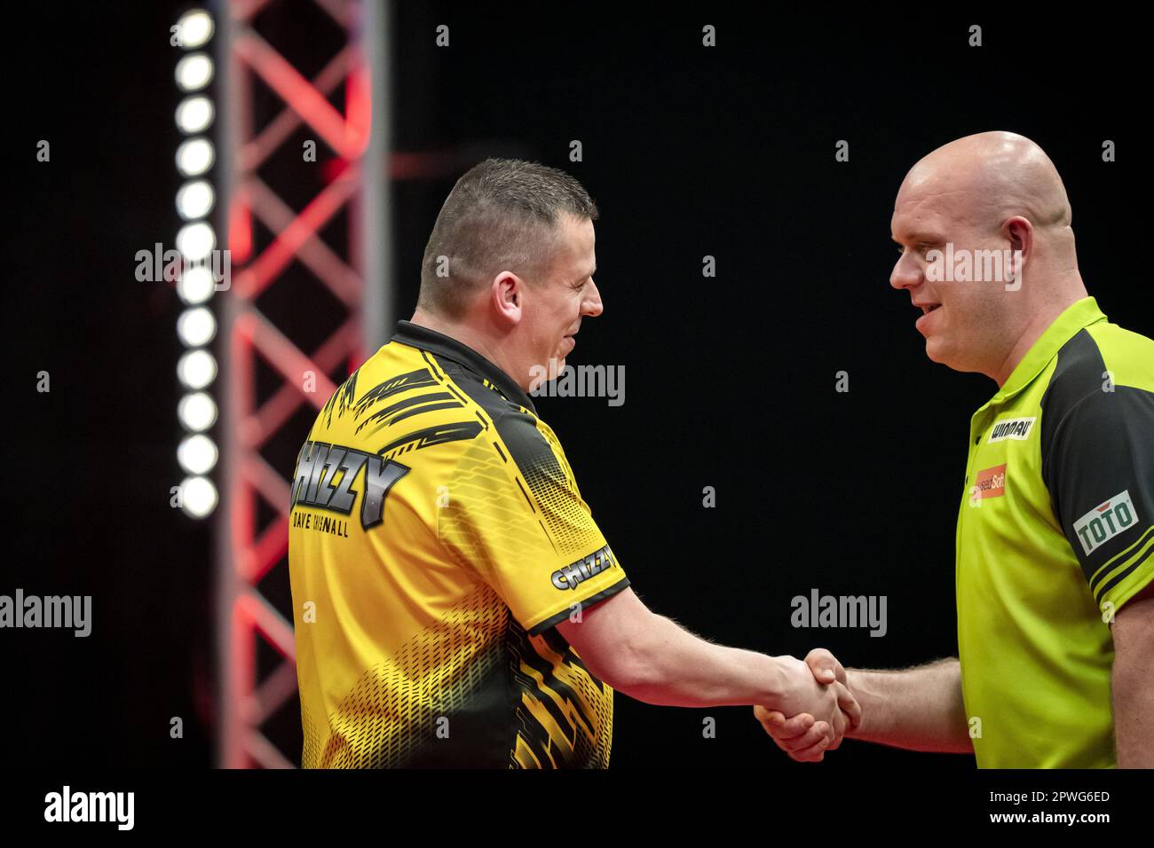 Leeuwarden, Niederlande. 30. April 2023. LEEUWARDEN - Dave Chisnall (eng) und Michael van Gerwen während des Halbfinals der Dutch Darts Championship 2023 im WTC Leeuwarden. Dieses Darts-Turnier ist die sechste europäische Tour, die von der Professional Darts Corporation (PDC) organisiert wird. ANP SANDER KONING netherlands Out - belgium Out Credit: ANP/Alamy Live News Stockfoto